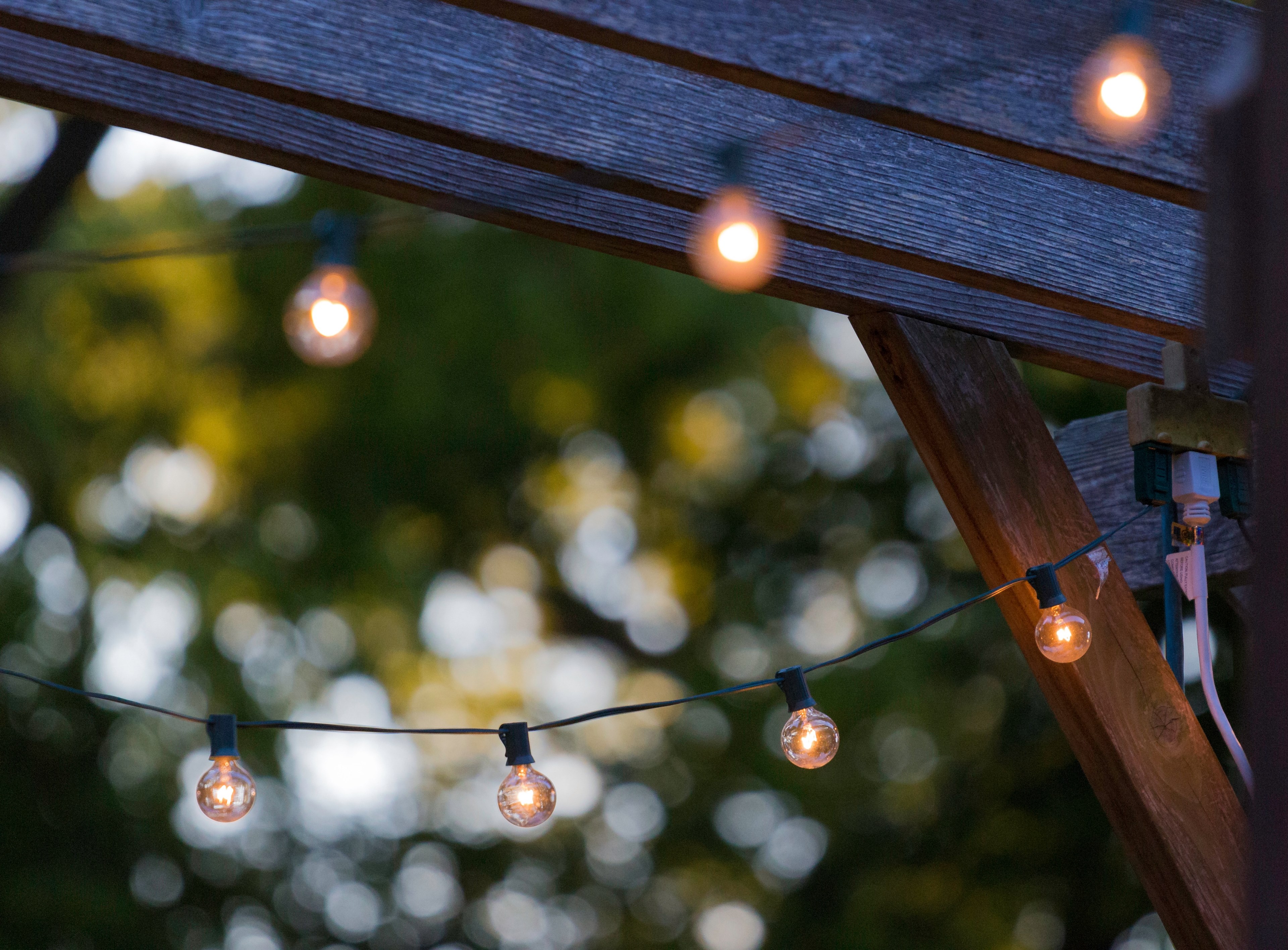 round light bulbs on a wire outdoors giving off warm light, friday night lights 4k, HD Wallpaper