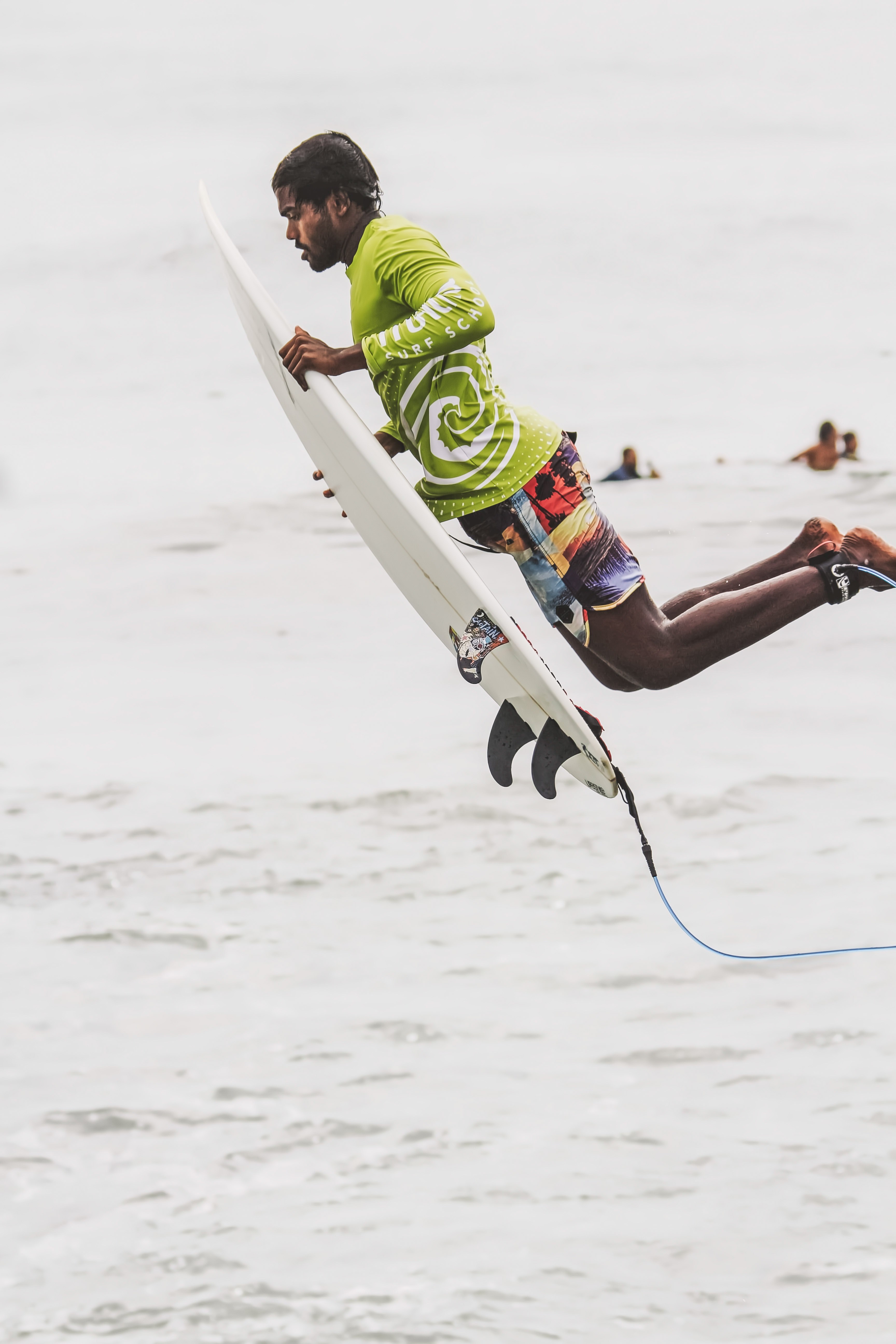 surfer with a surfboard in mid air after a jump at north beach, jumping surfer 4k, Phone HD Wallpaper