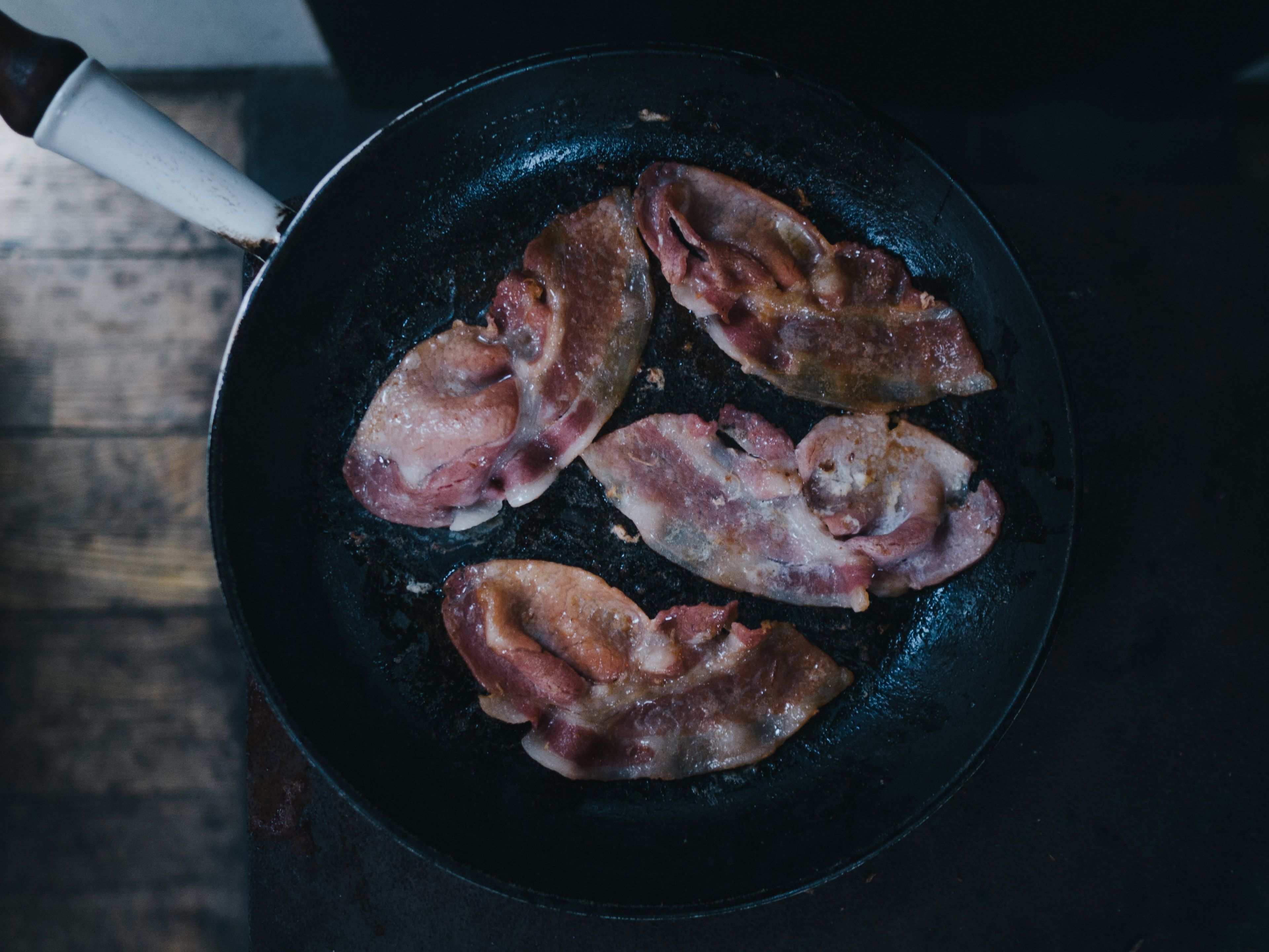 slices of bacon frying in a hot skillet, bacon 4k, HD Wallpaper