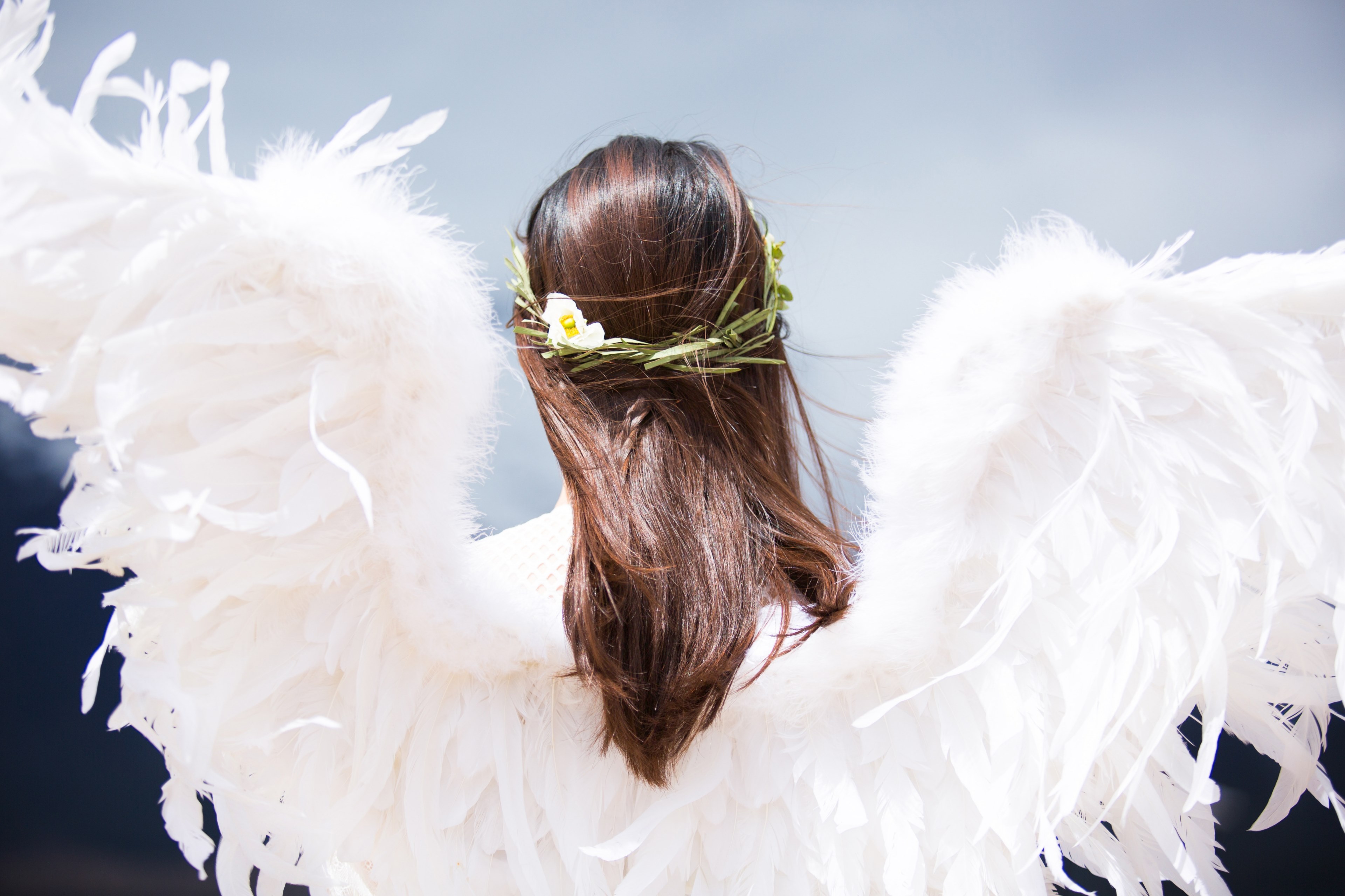 woman dressed as an angel with feather wings and a flower crown, angel costume 4k, HD Wallpaper