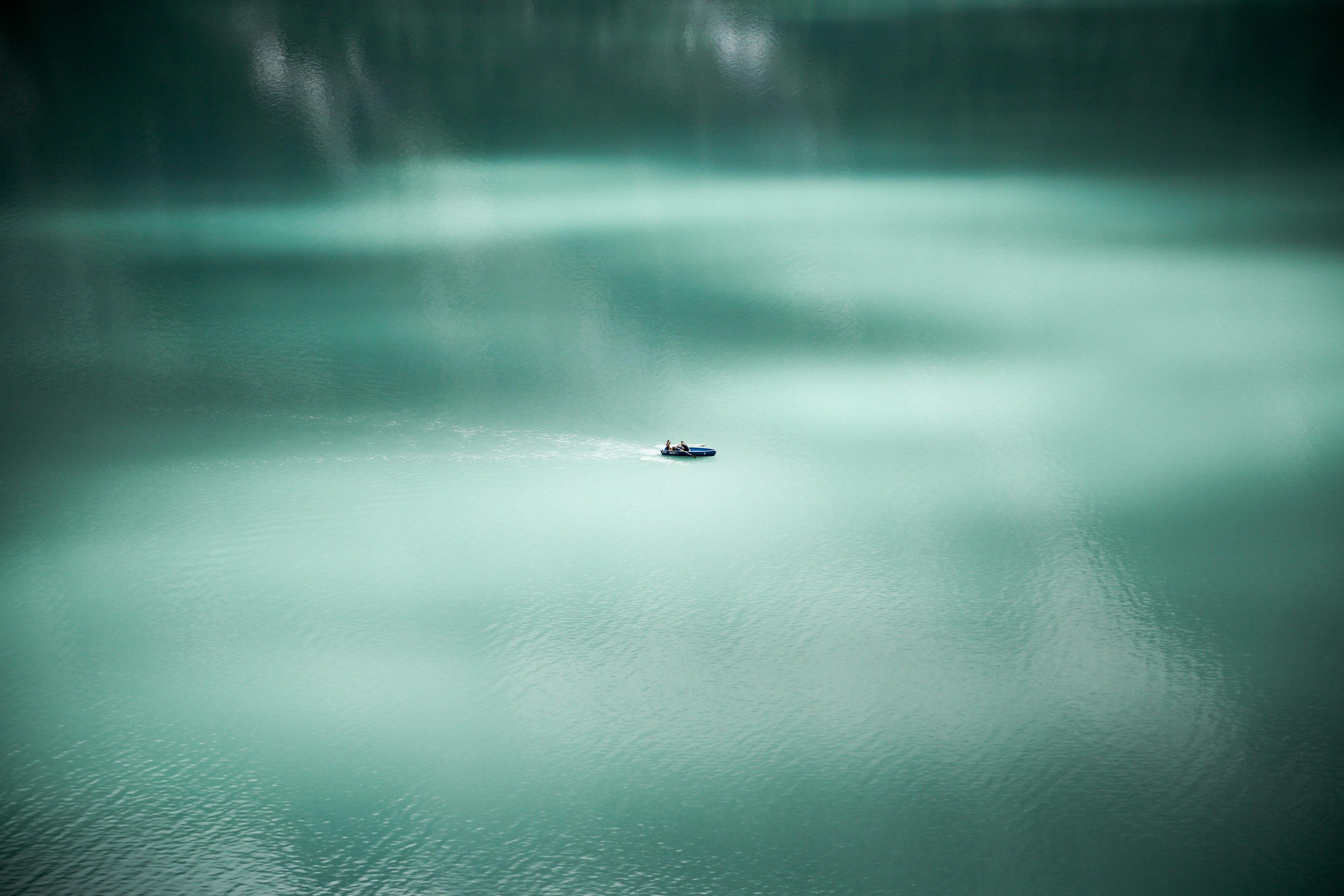 a drone shot of people paddling through the water at oeschinen lake, oeschinen lake calm water 4k, HD Wallpaper