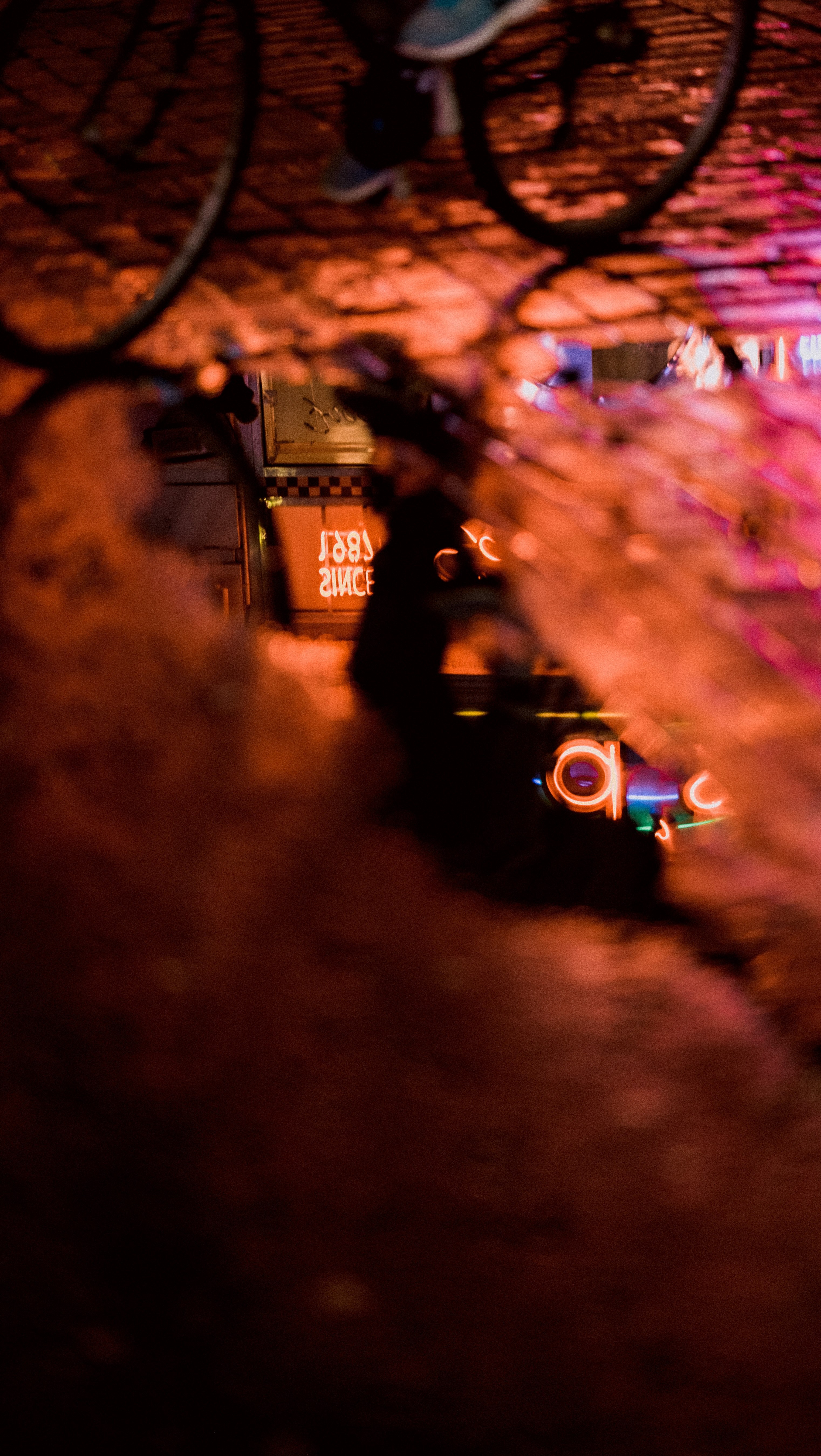 cyclist on soho 4k, Phone HD Wallpaper