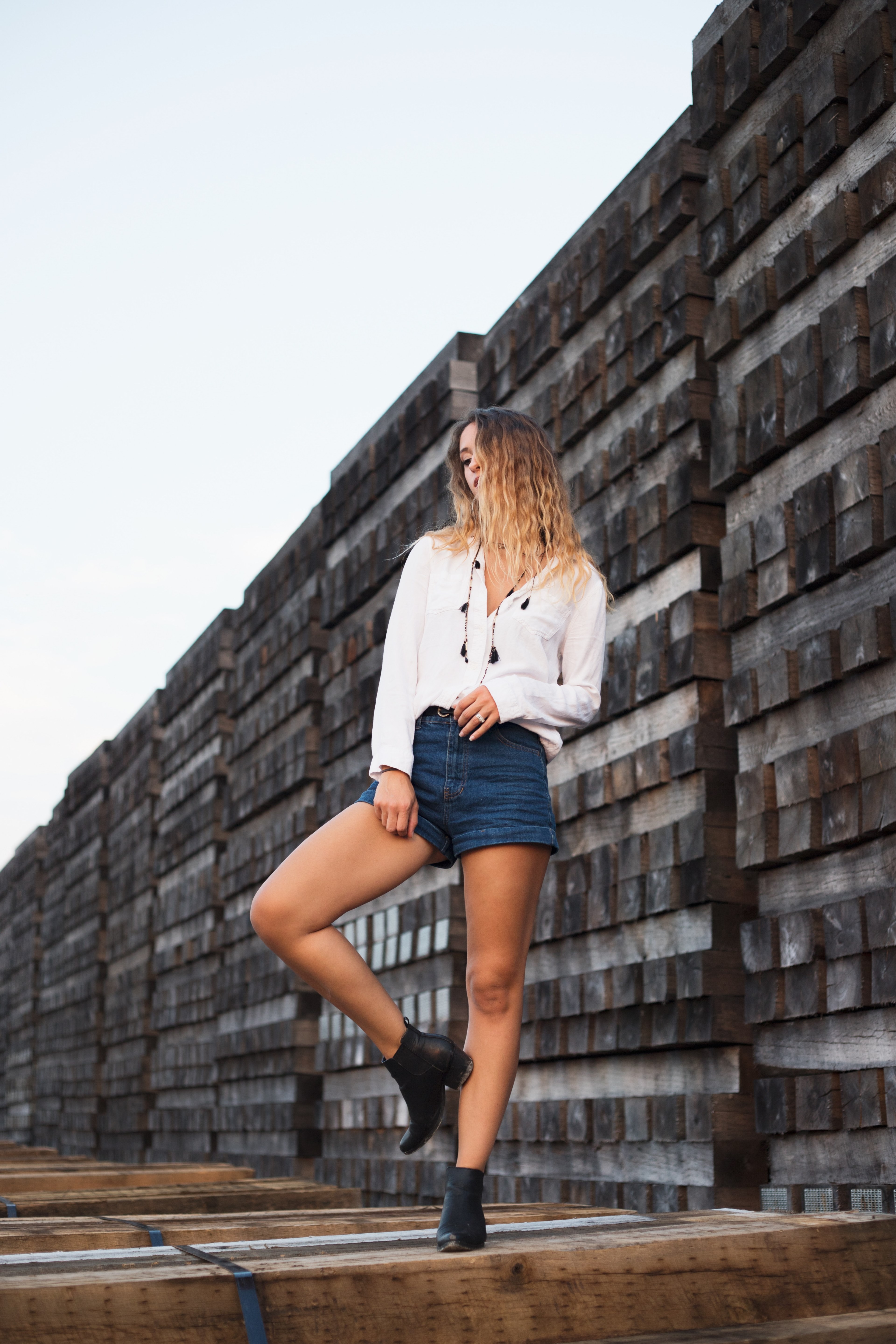 woman turns her knee out while modeling by a stone wall, knee turned out 4k, Phone HD Wallpaper