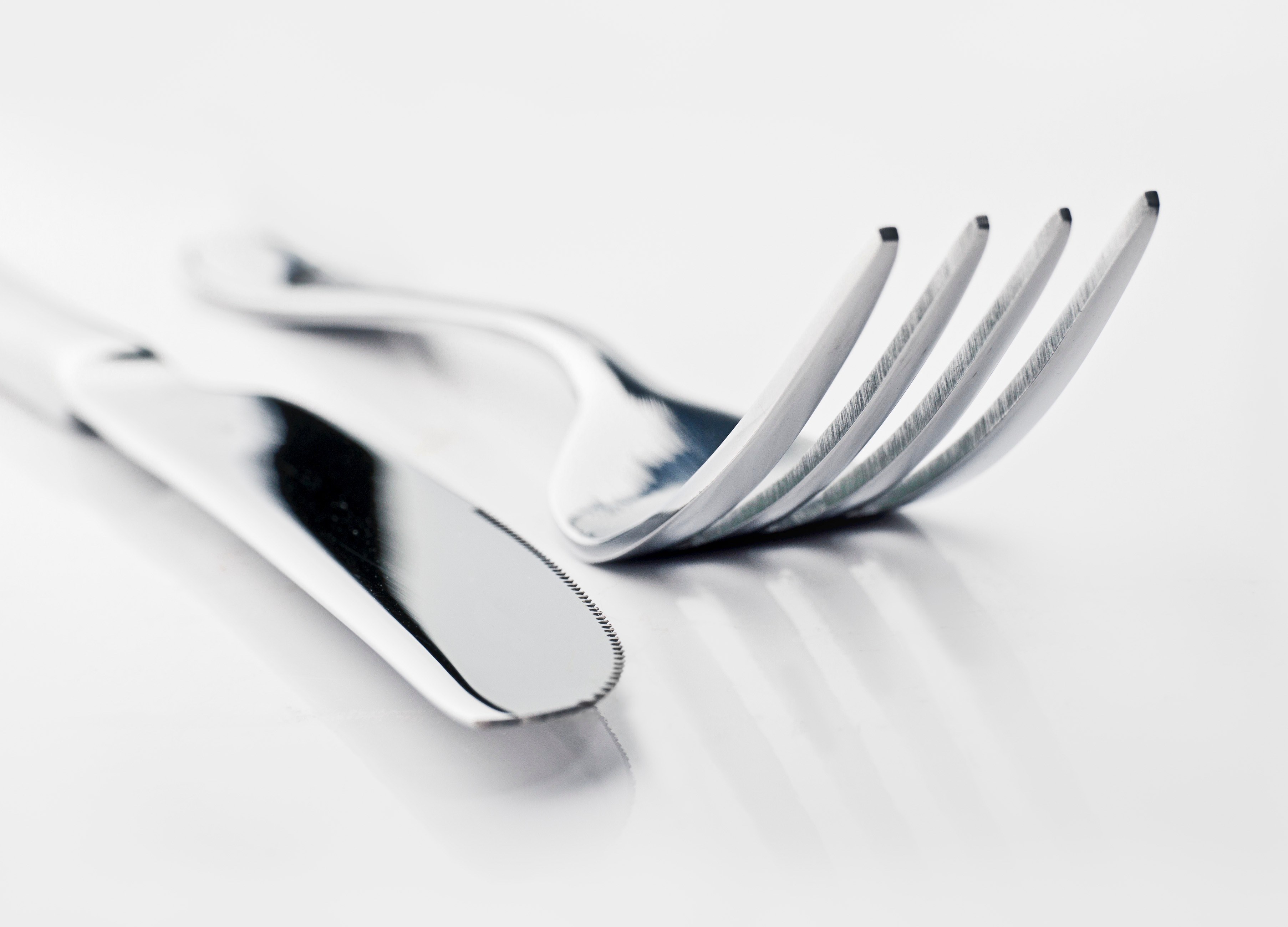 shiny fork and knife on a white reflective table, ready to eat 4k, HD Wallpaper