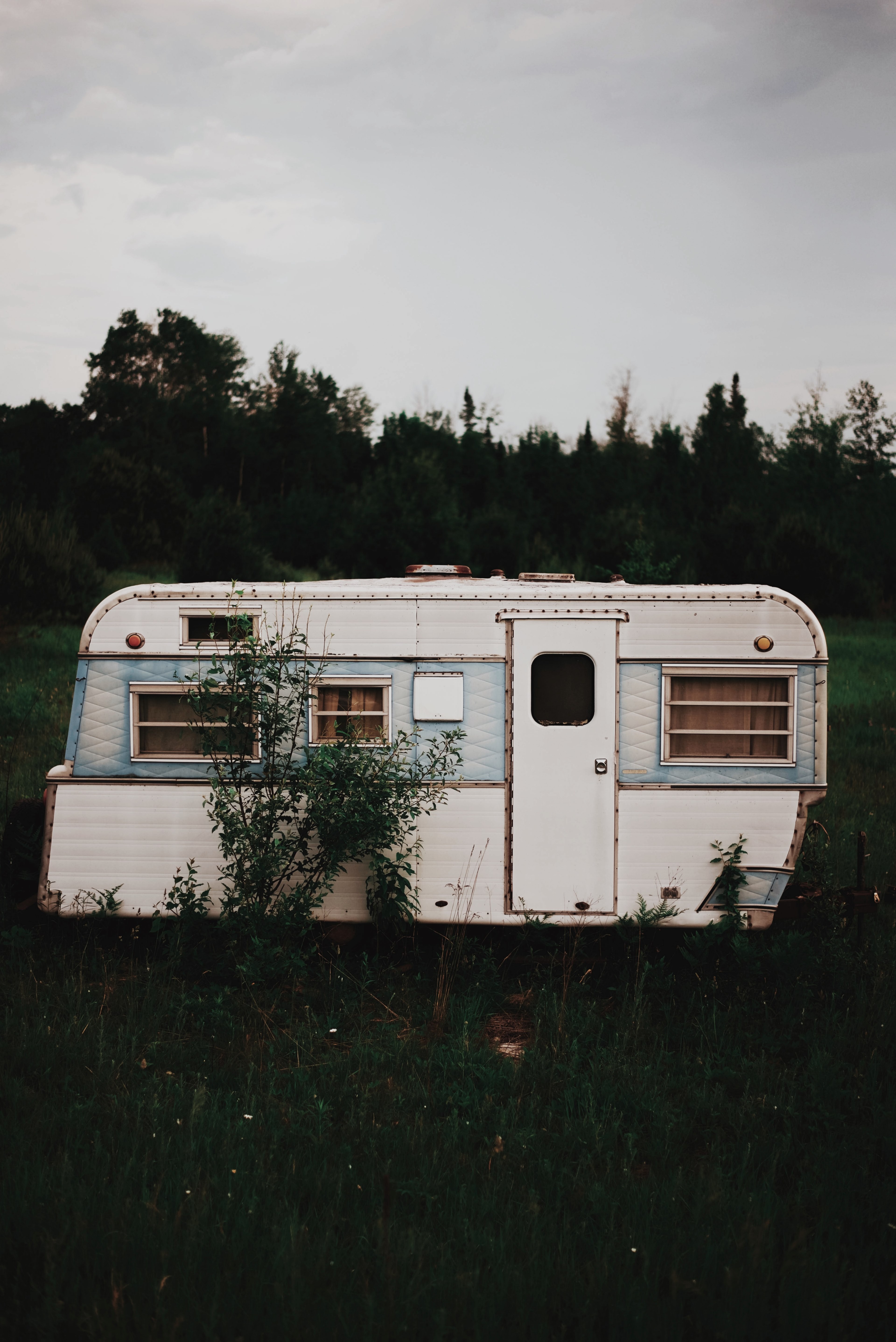 a white caravan in the middle of a green meadow, caravan in a meadow 4k, Phone HD Wallpaper