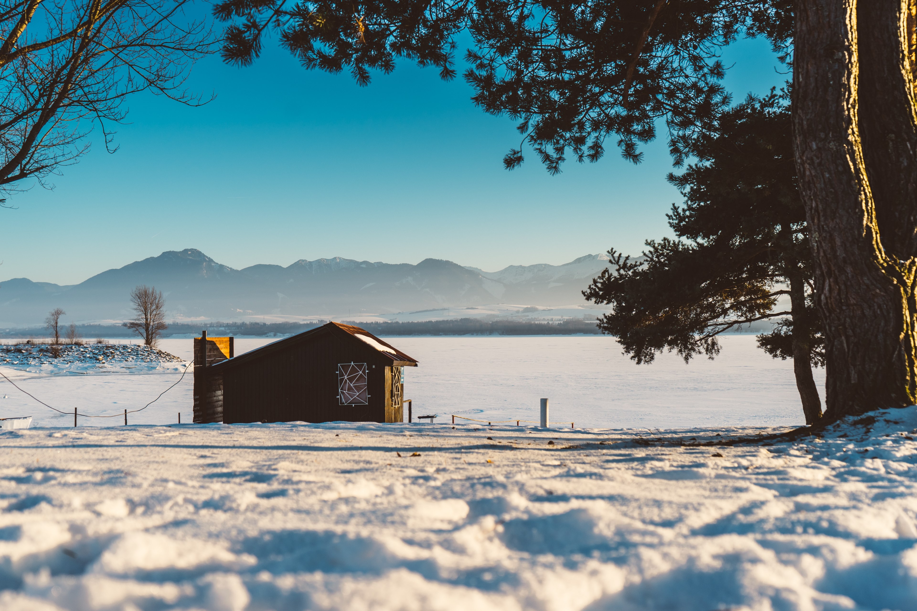a winter shot of a shack at the bottom of mountains in liptovsk trnovec slovakia, cabin near liptovska mara slovkia 4k, HD Wallpaper