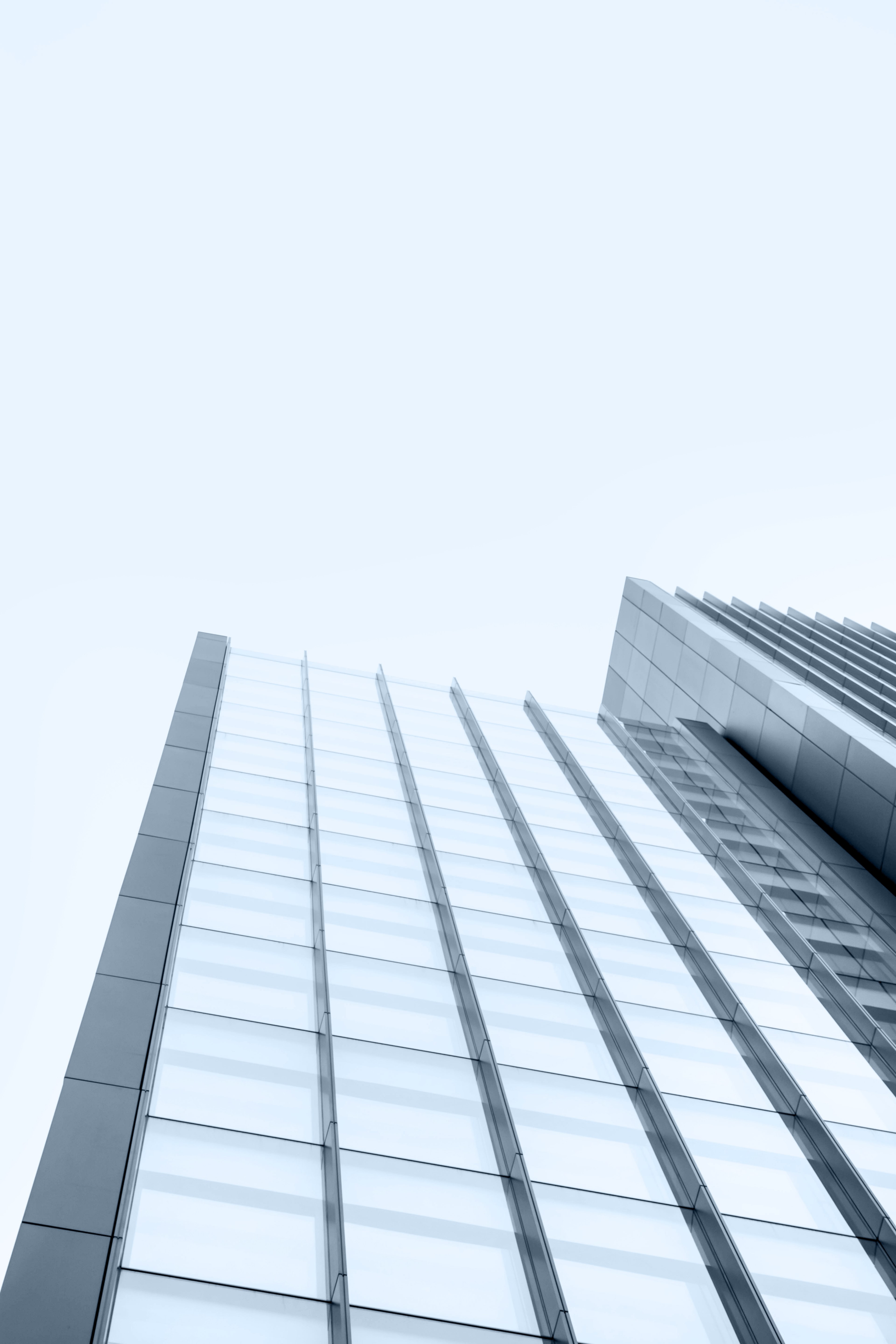 a view of architecture in london reflecting the cloudy blue sky, building sky reflection 4k, Phone HD Wallpaper