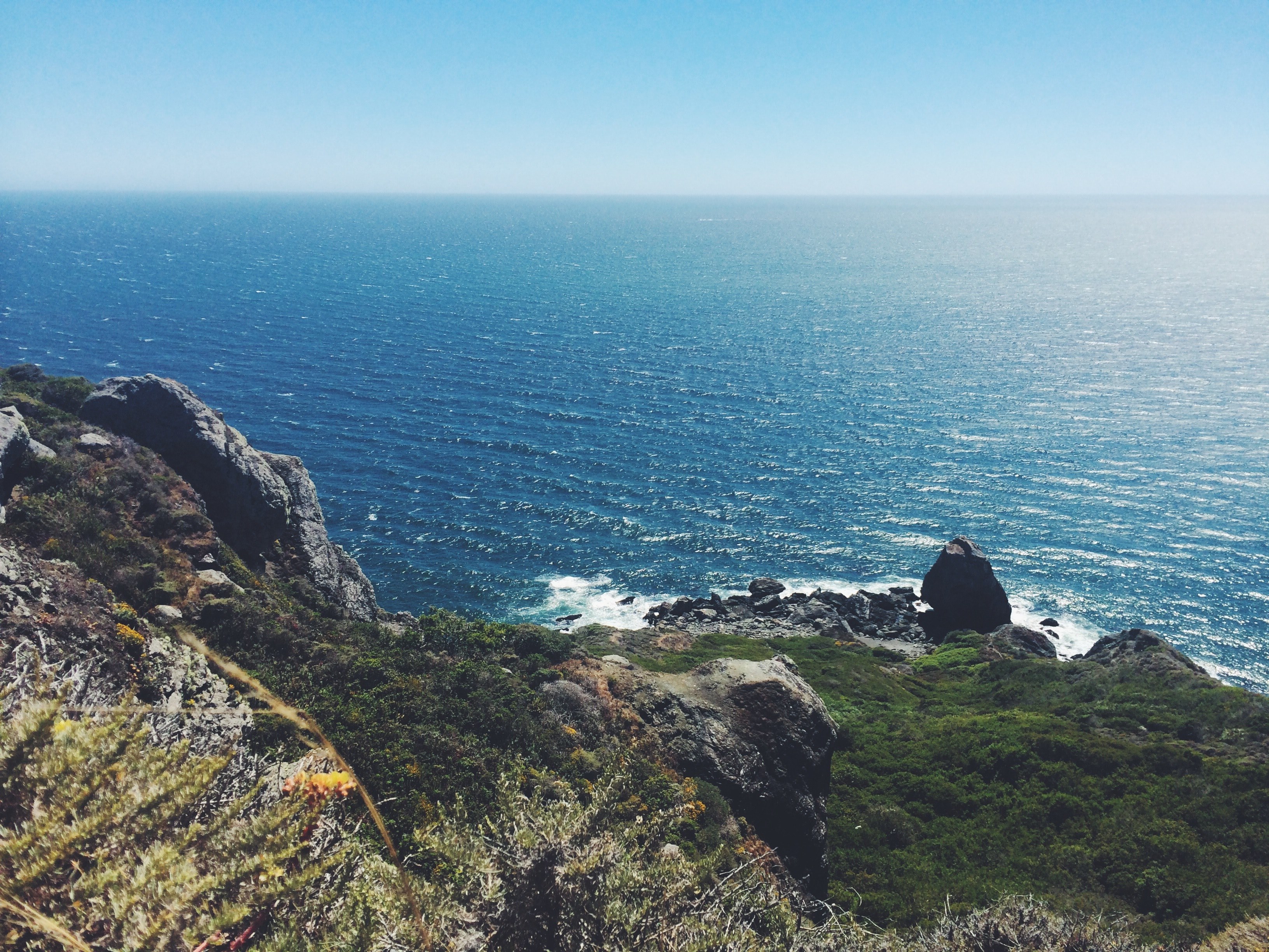 ocean view from a green rocky coast cliffs, ocean view from a green cliff 4k, HD Wallpaper
