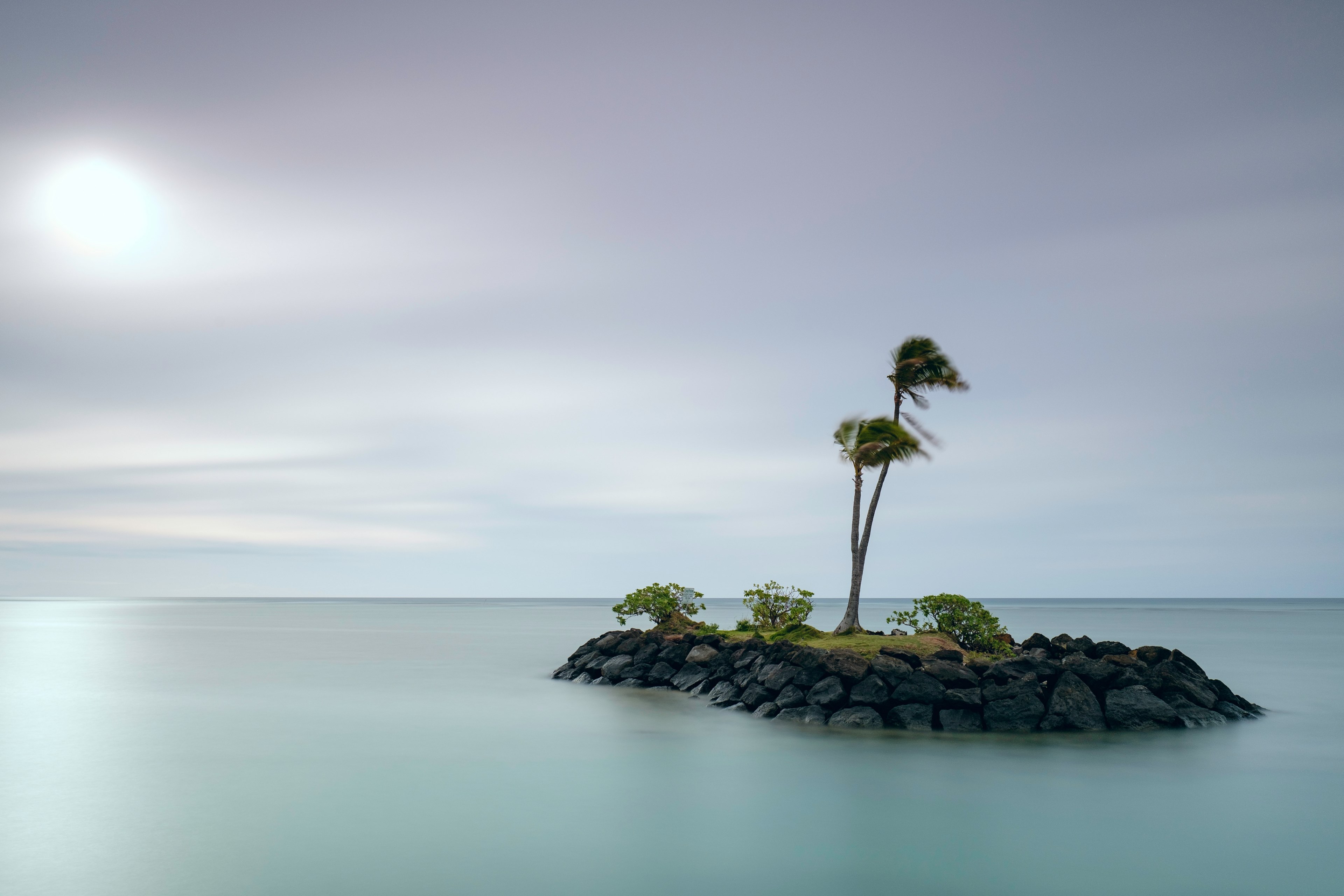 an isolated island with palm trees near the tropical kahala beach on a windy clear day, kahala beach park island 4k, HD Wallpaper