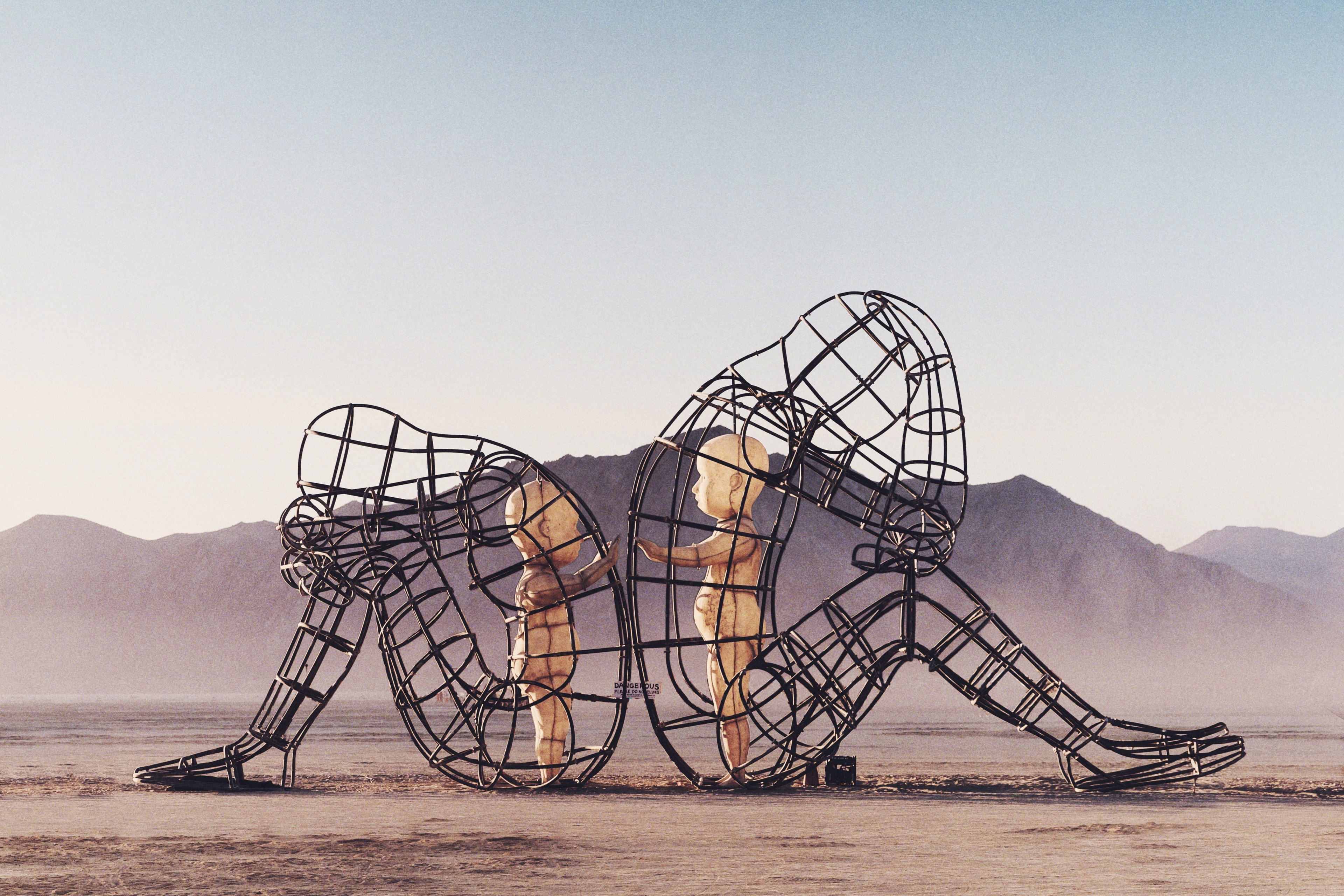 burning man wire sculpture with baby dolls in black rock desert, alexander milov love 4k, HD Wallpaper