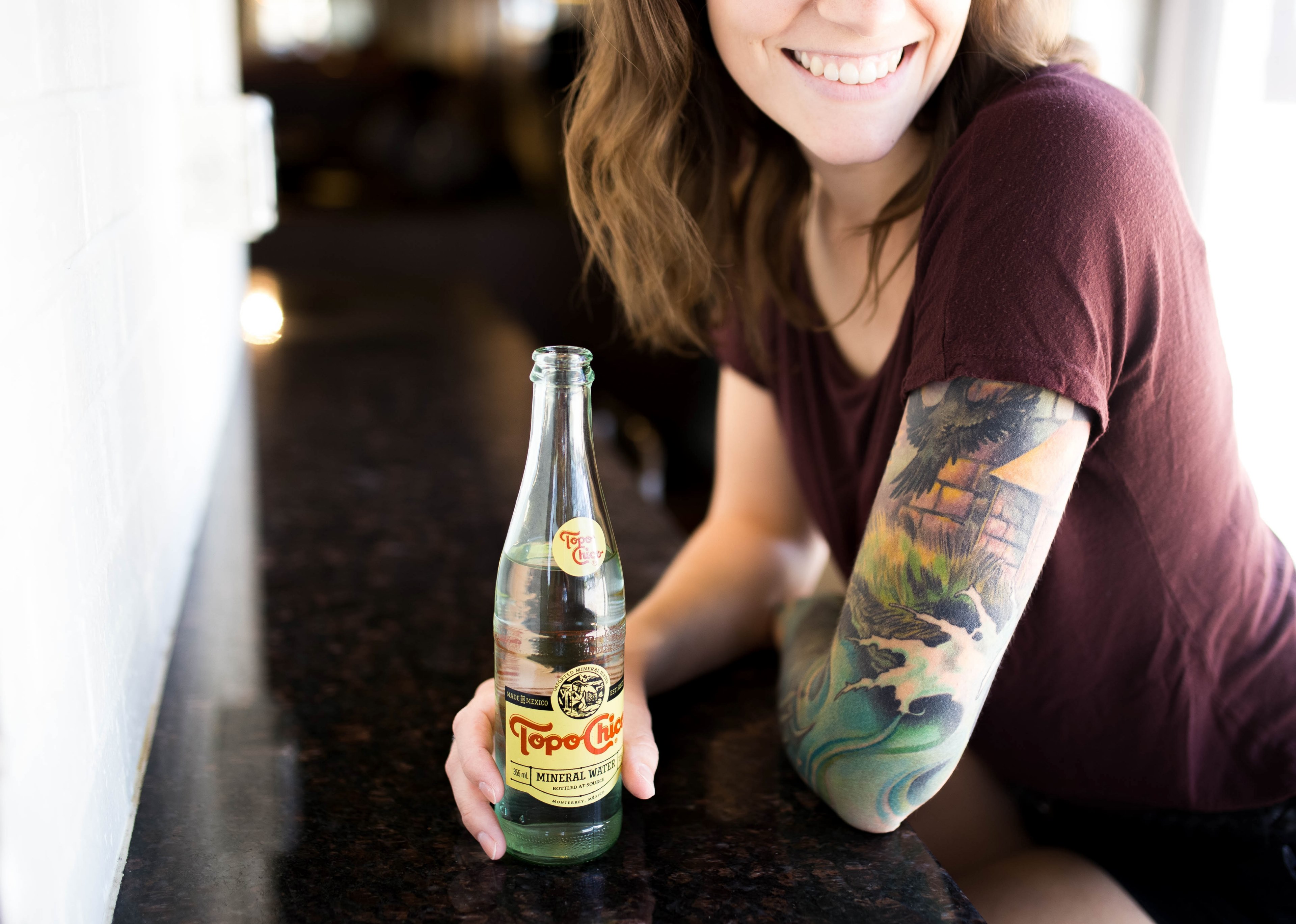 a happy woman with a tattoo drinking mineral water in a bar in mama carmens espresso cafe, woman with tattoo drinking 4k, HD Wallpaper