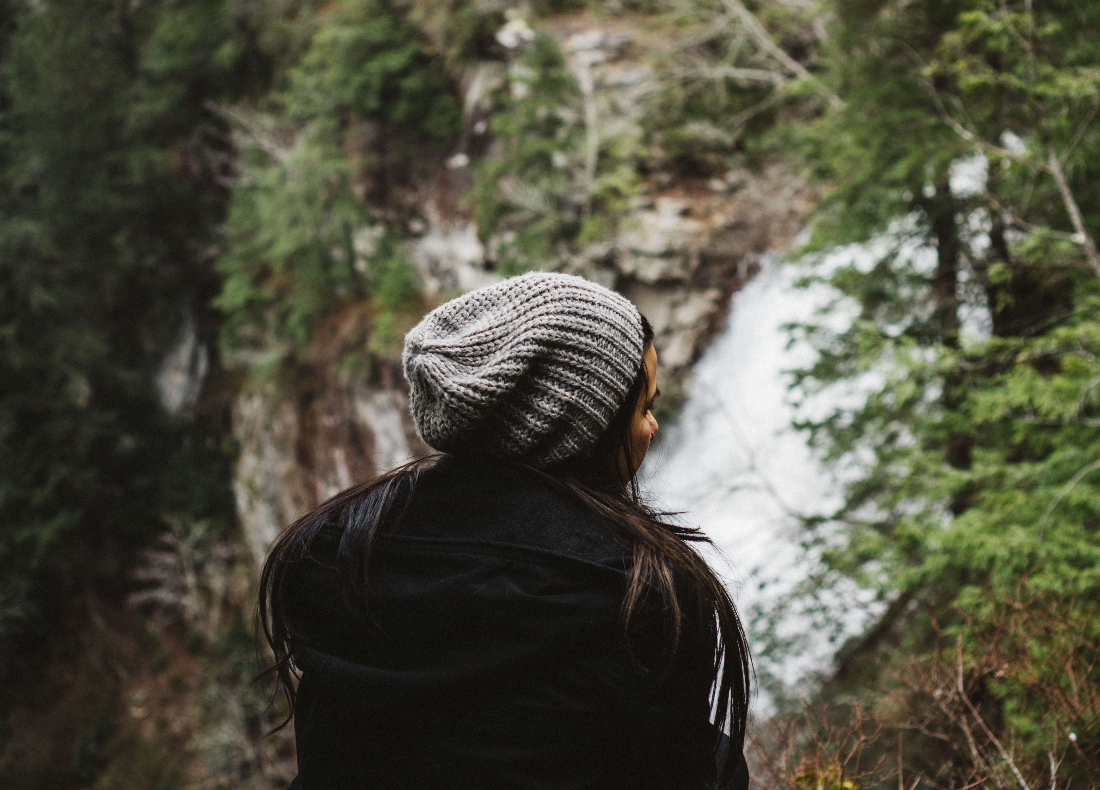 a woman wearing a jacket and beanie hat staring at the scenery at fall creek falls state park in spencer tennessee, fall creek falls state park 4k, HD Wallpaper