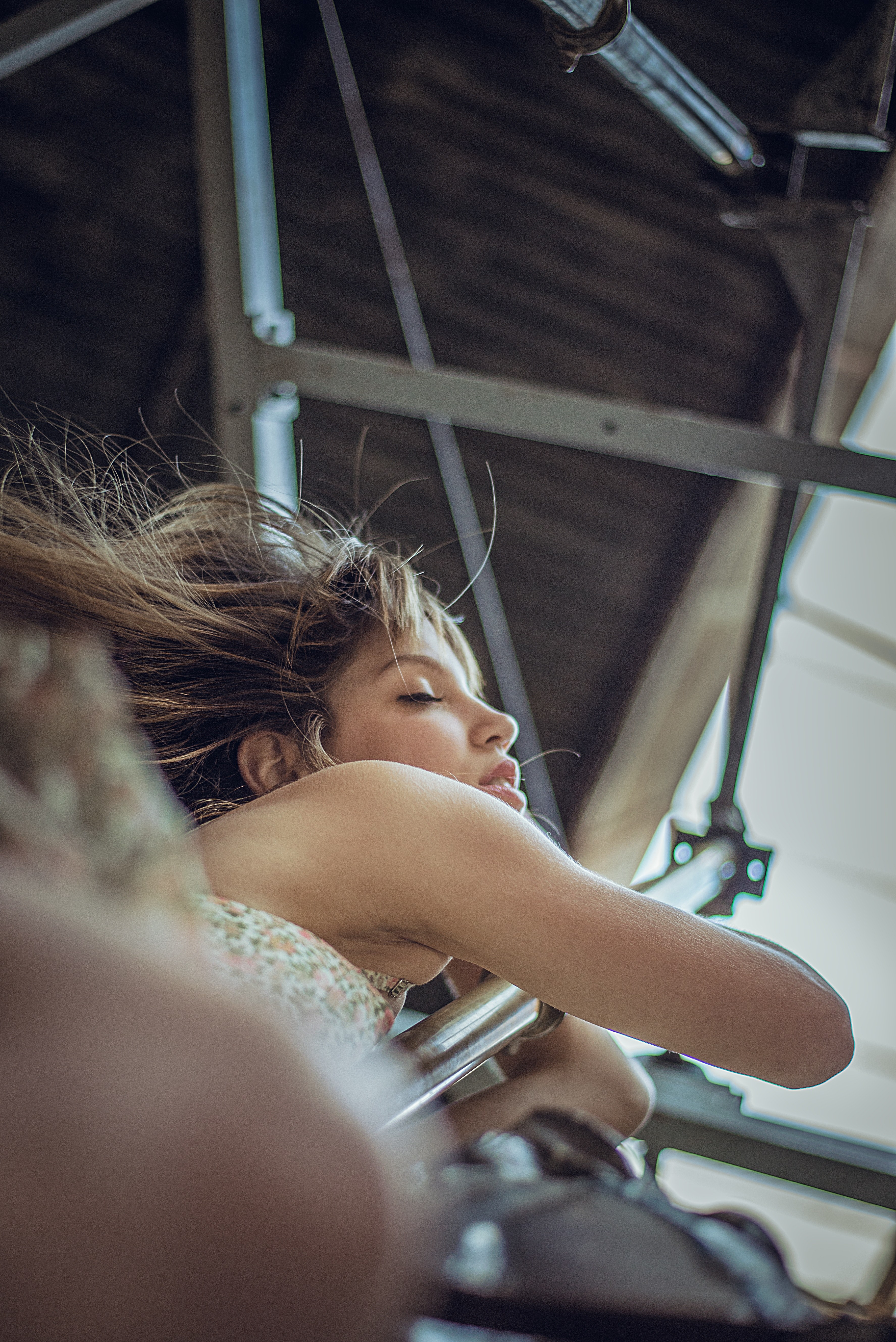 woman with eyes closed holding onto an carousel ride bar, porteno carrousel 4k, Phone HD Wallpaper