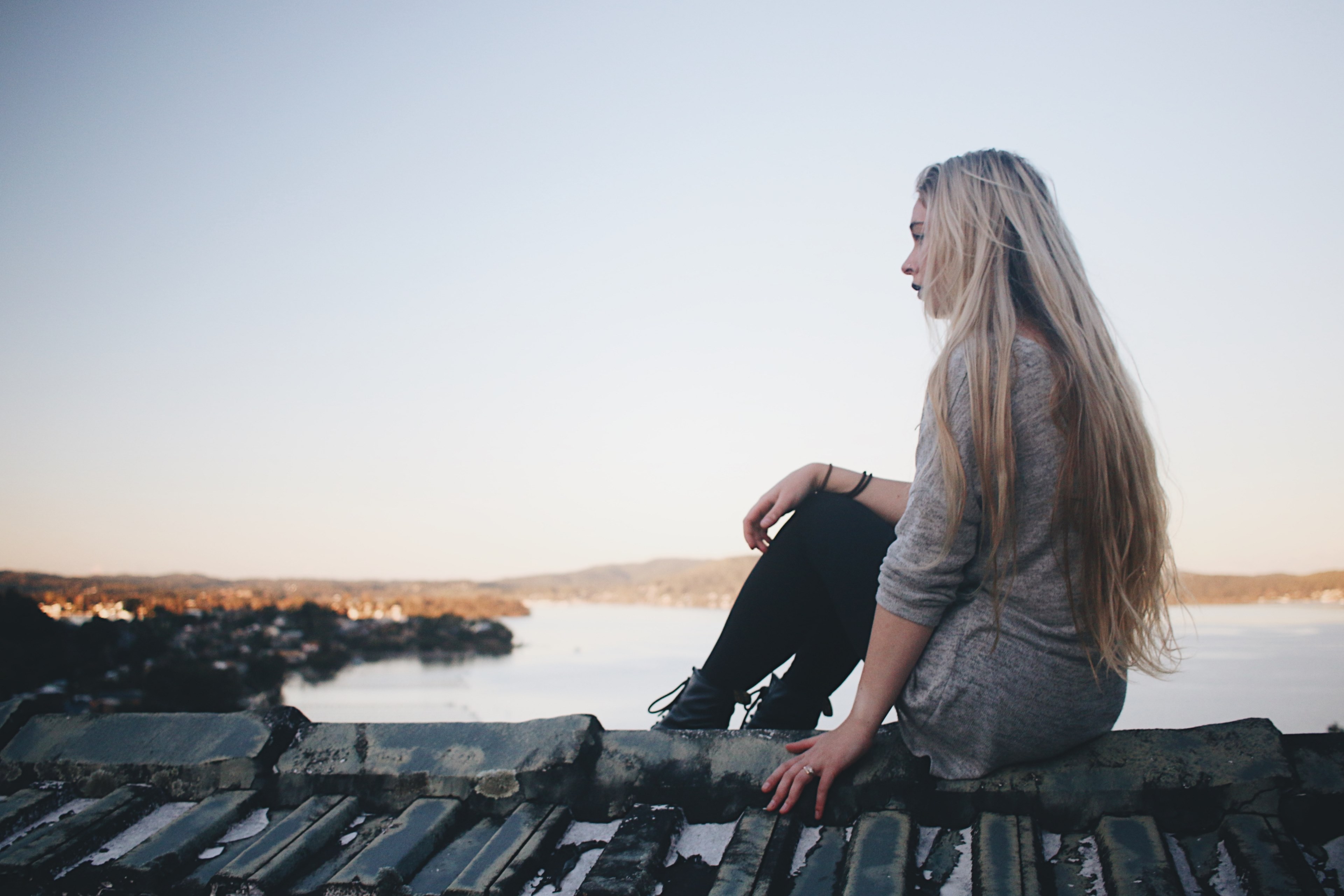 woman siting alone on a pier and thinking near the lake, whoops 4k, HD Wallpaper