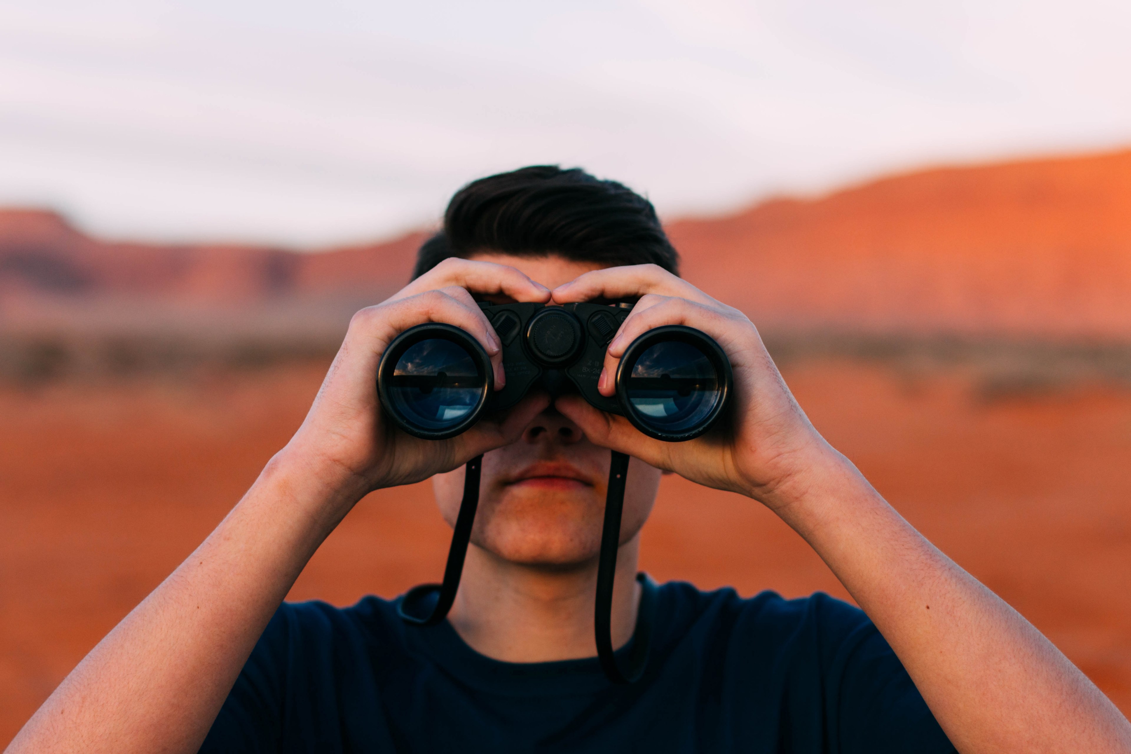 a man looking through binoculars in the desert, desert explorer 4k, HD Wallpaper