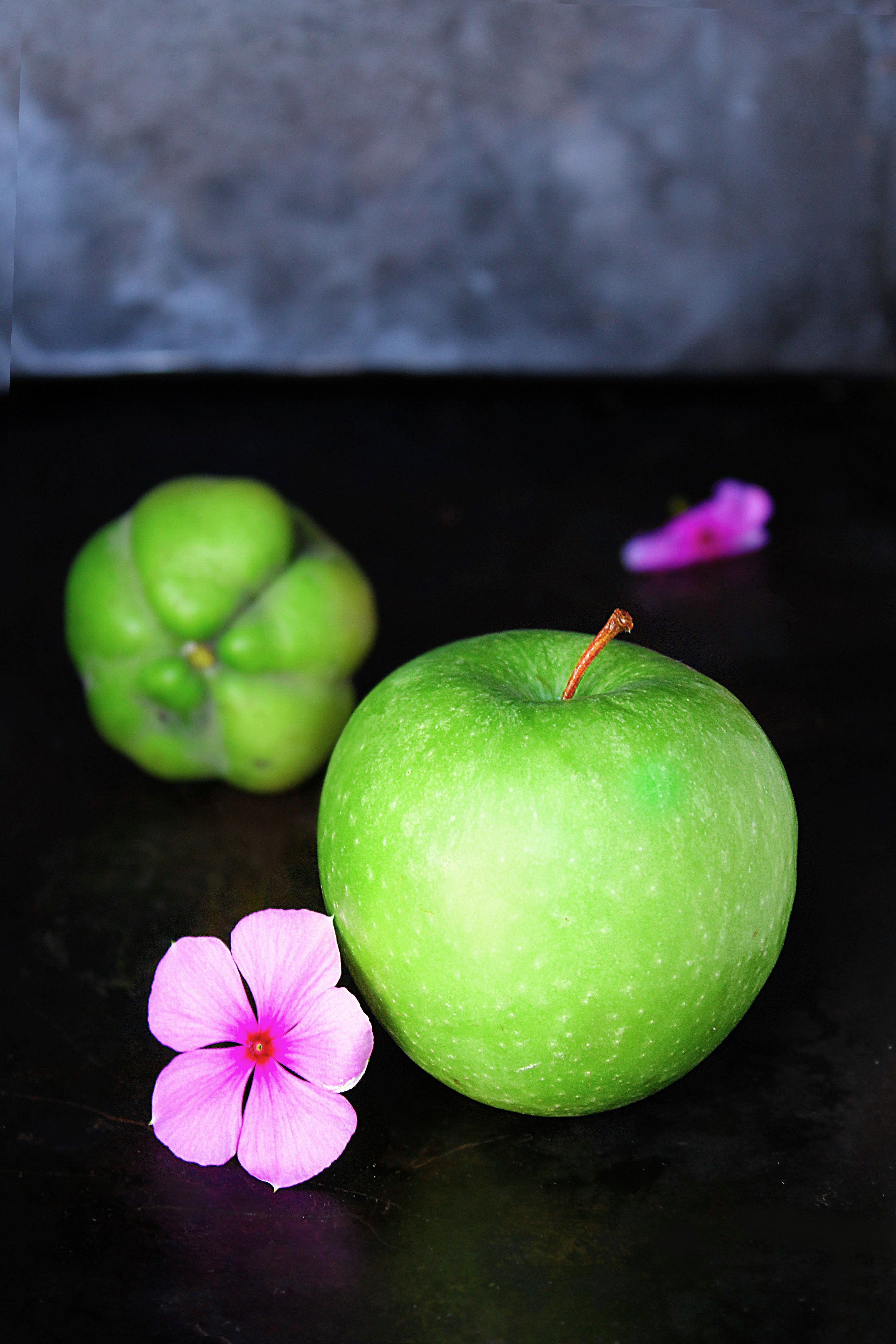 fresh green granny smith apple next to purple flowers and a green fruit, green produce 4k, Phone HD Wallpaper