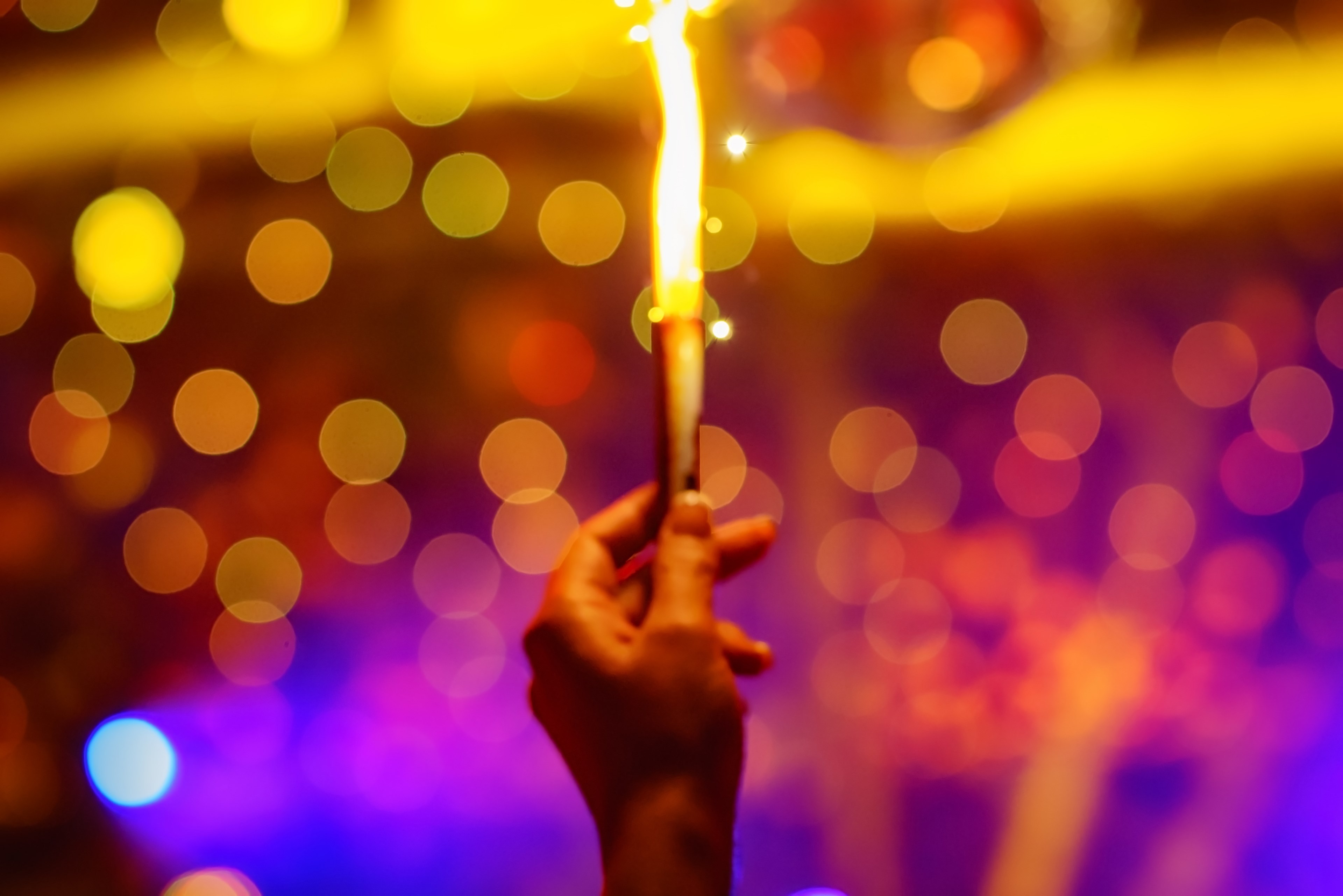 a hand holding up an item thats sparking a flame, _hand holding flame 4k, HD Wallpaper