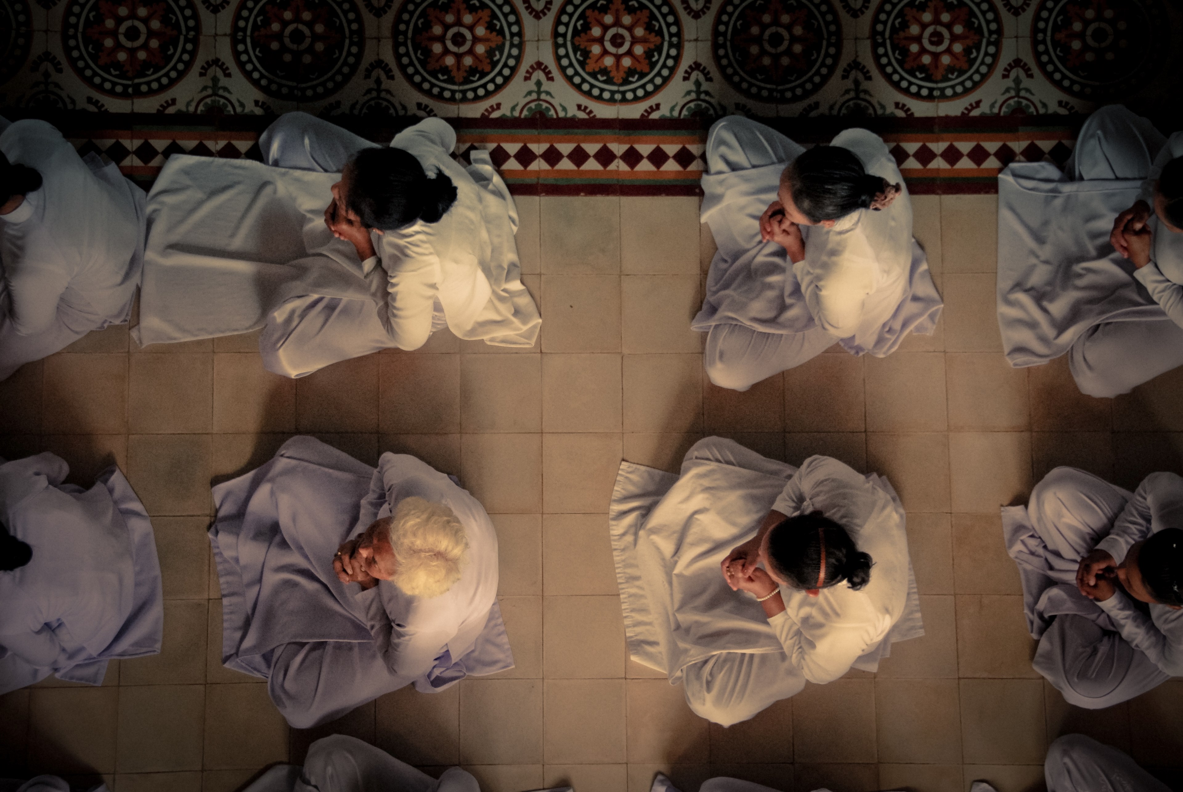 aerial shot of people in white robes sitting on the floor praying in vietnam, people praying in vietnamese temple 4k, HD Wallpaper