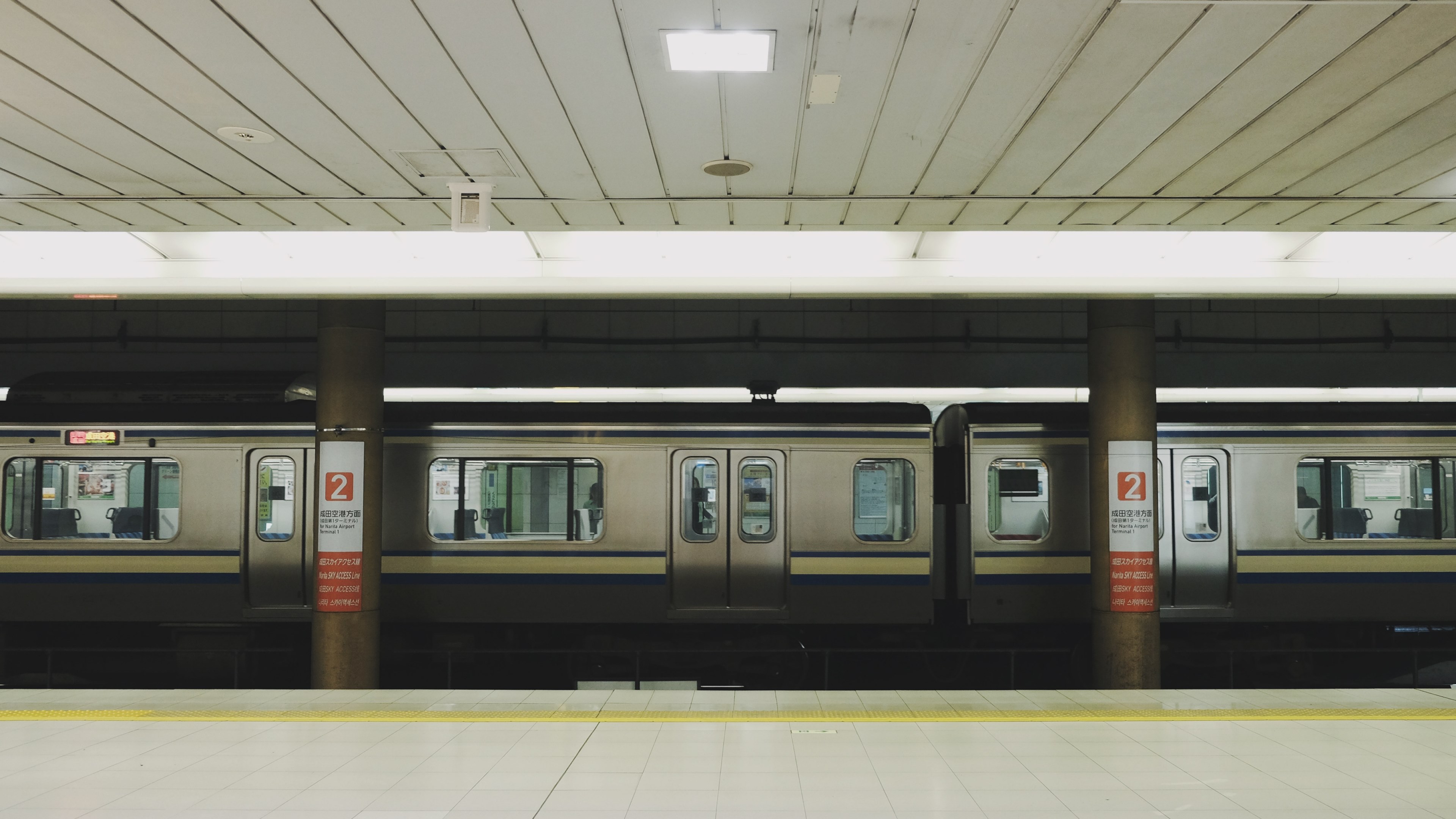 tokyo train waits at the station until before departing, train platform 4k, HD Wallpaper
