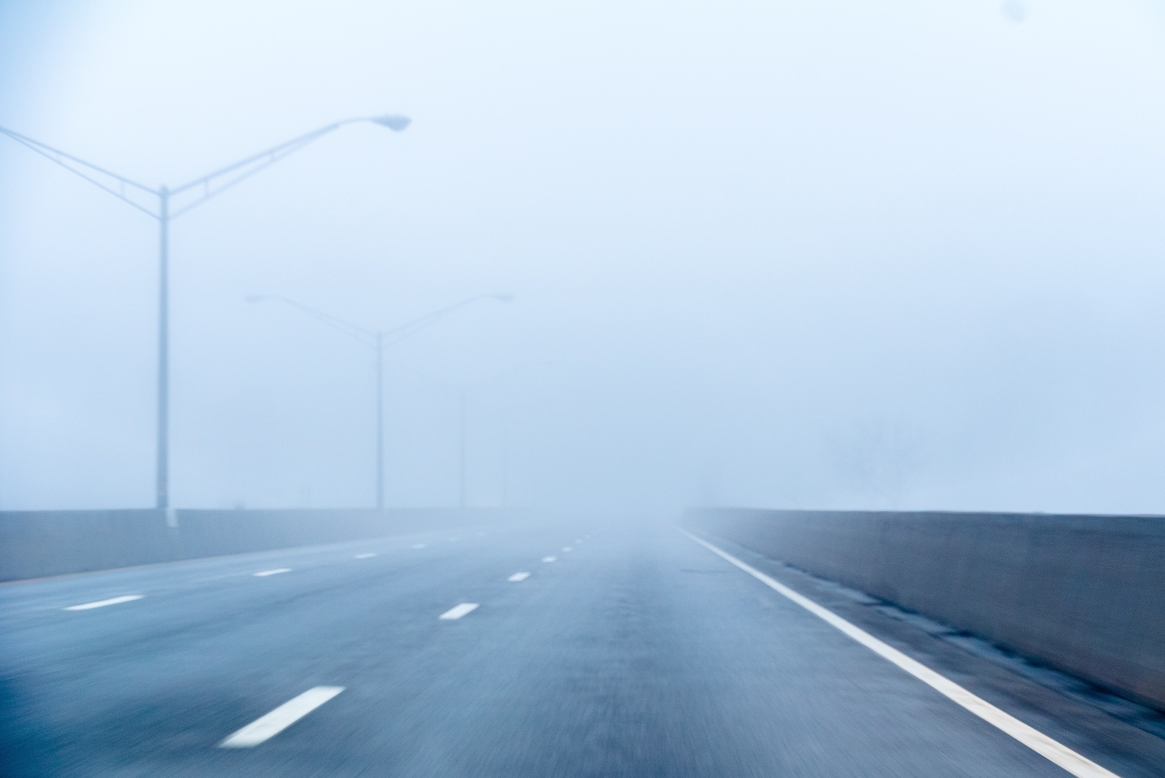 foggy empty highway with streetlights on a morning drive, eerie morning drive 4k, HD Wallpaper