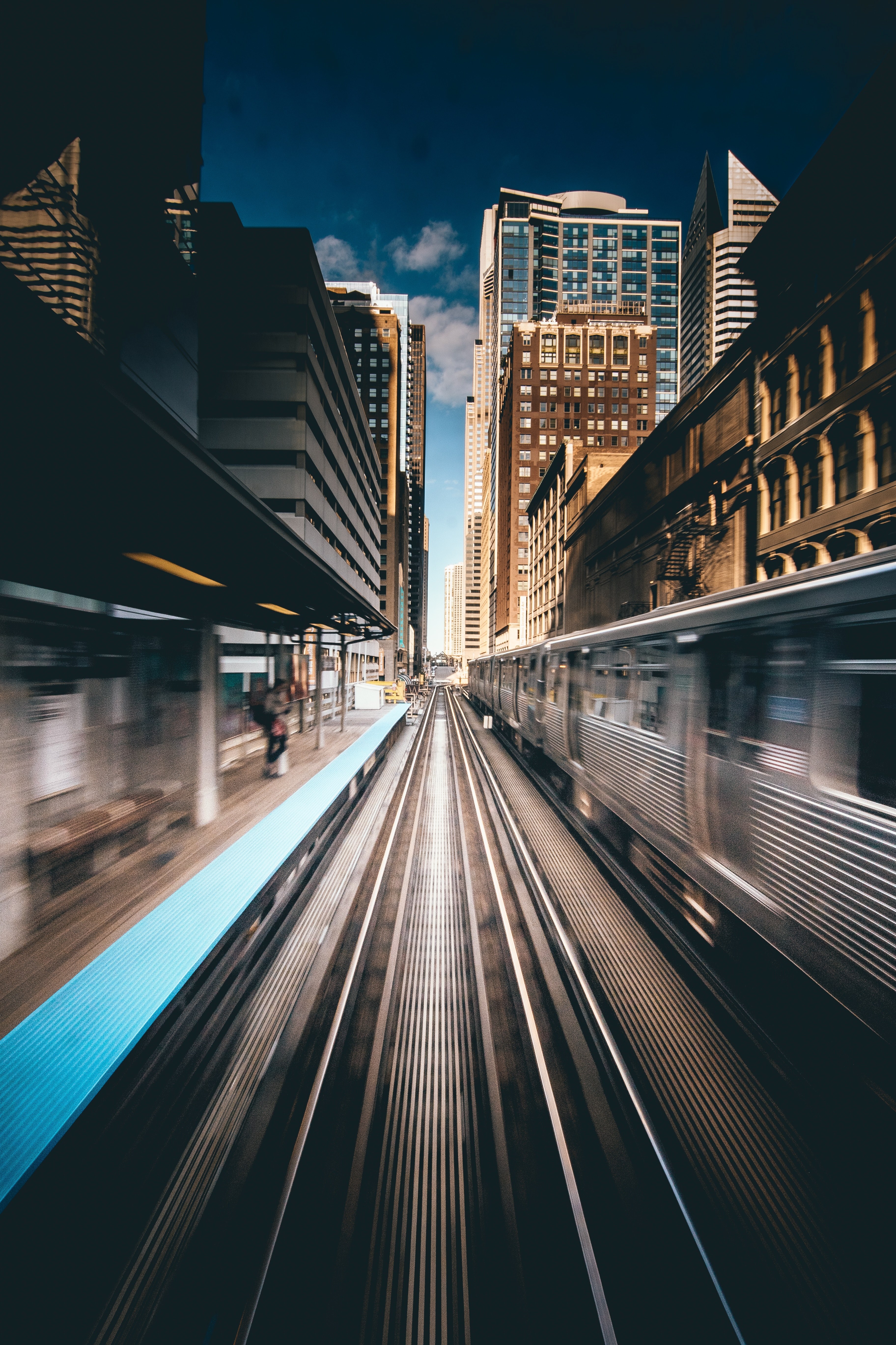 a blurred image showing trains moving on an outdoor railway in chicago, train station action in chicago 4k, Phone HD Wallpaper