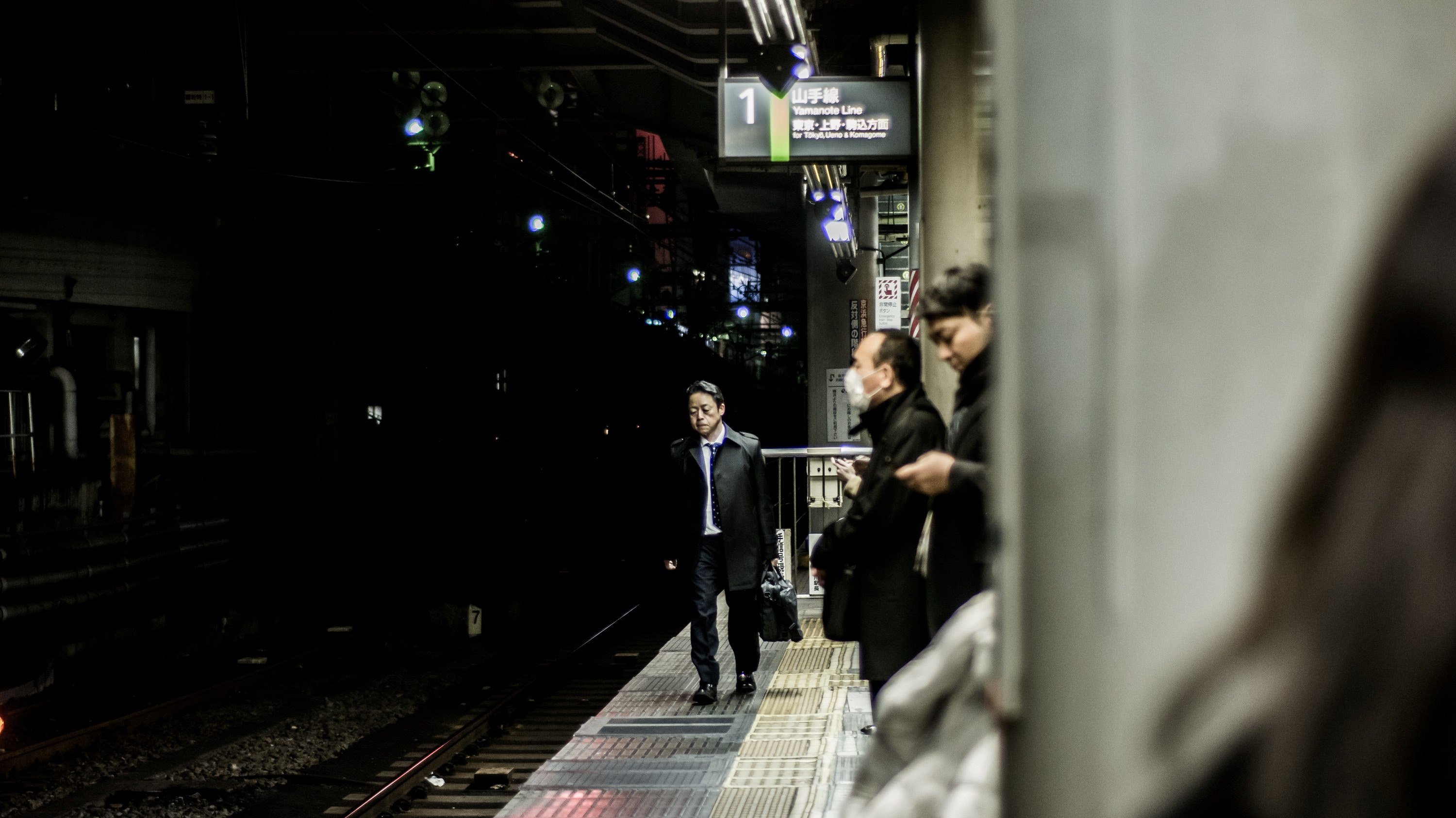 commuters are walking and waiting by the railway platform of shinjuku station, _people waiting for the train 4k, HD Wallpaper