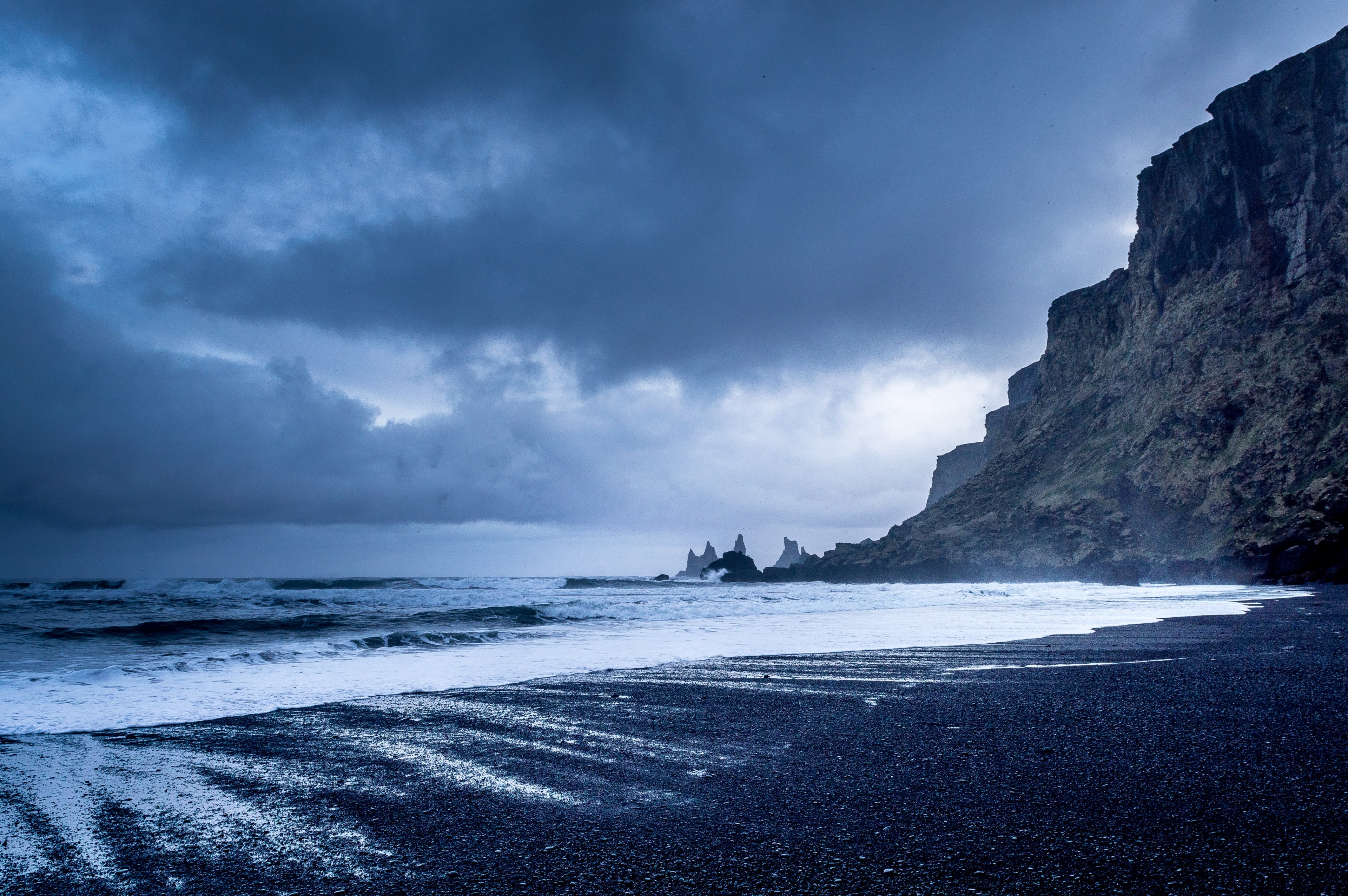 black sand coastline by the tall cliffs on a cloudy day at reynisdrangar, black sand coastline 4k, HD Wallpaper