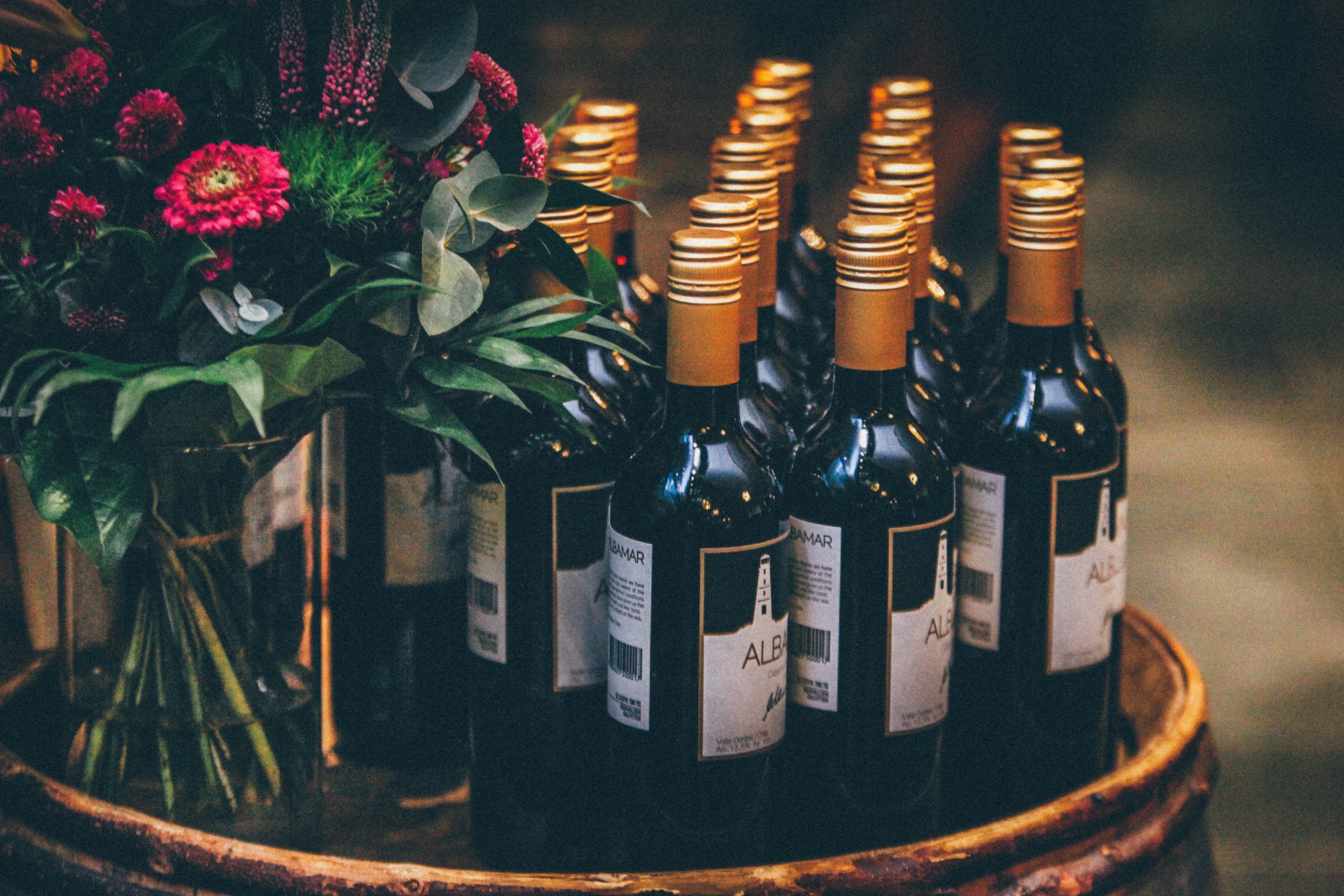 a group of red wine bottles next to a bouquet of roses, _flower bouquet and wine bottles 4k, HD Wallpaper