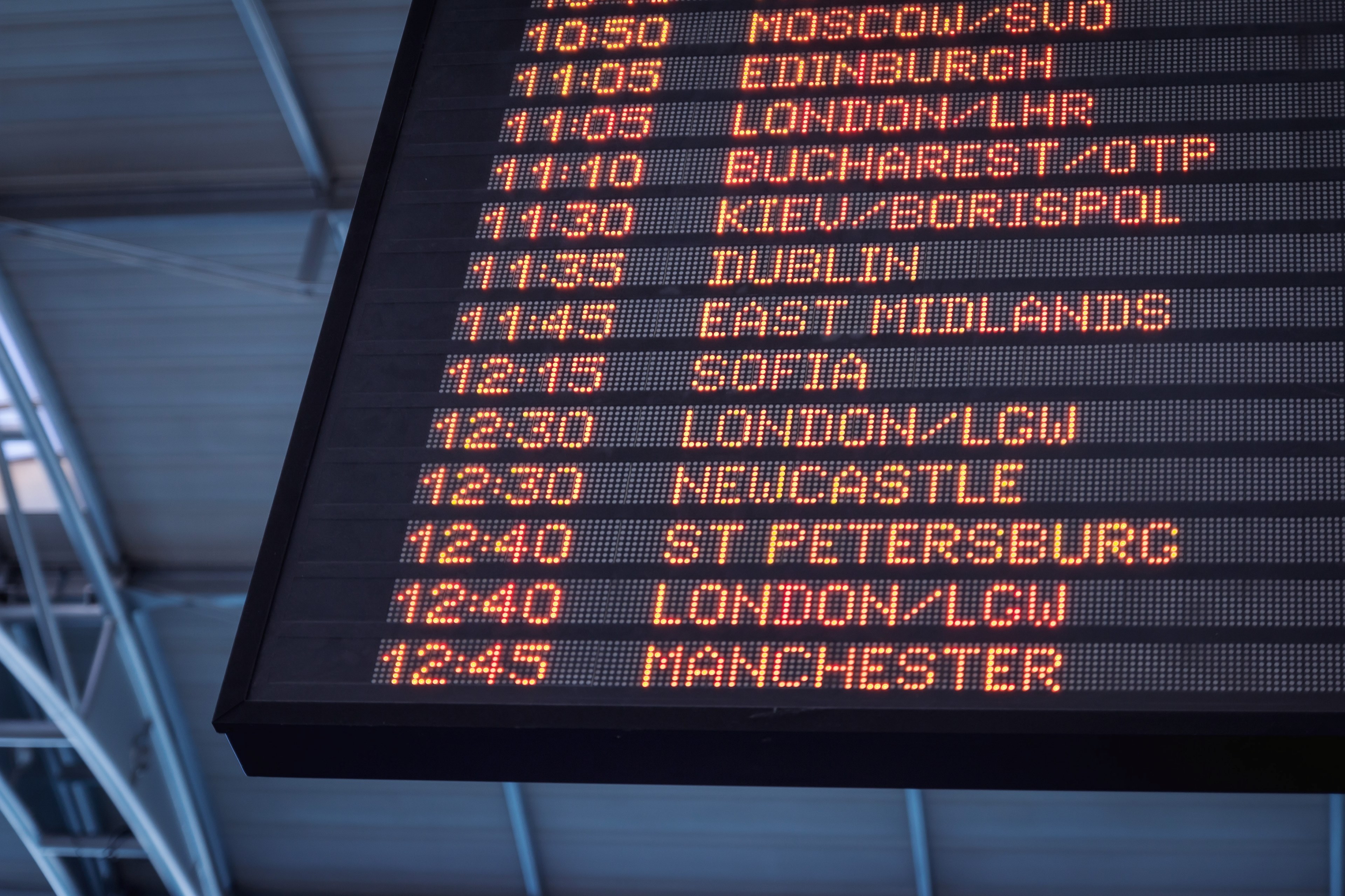 a low angle shot of a departure board at an airport, arrivals and departures 4k, HD Wallpaper