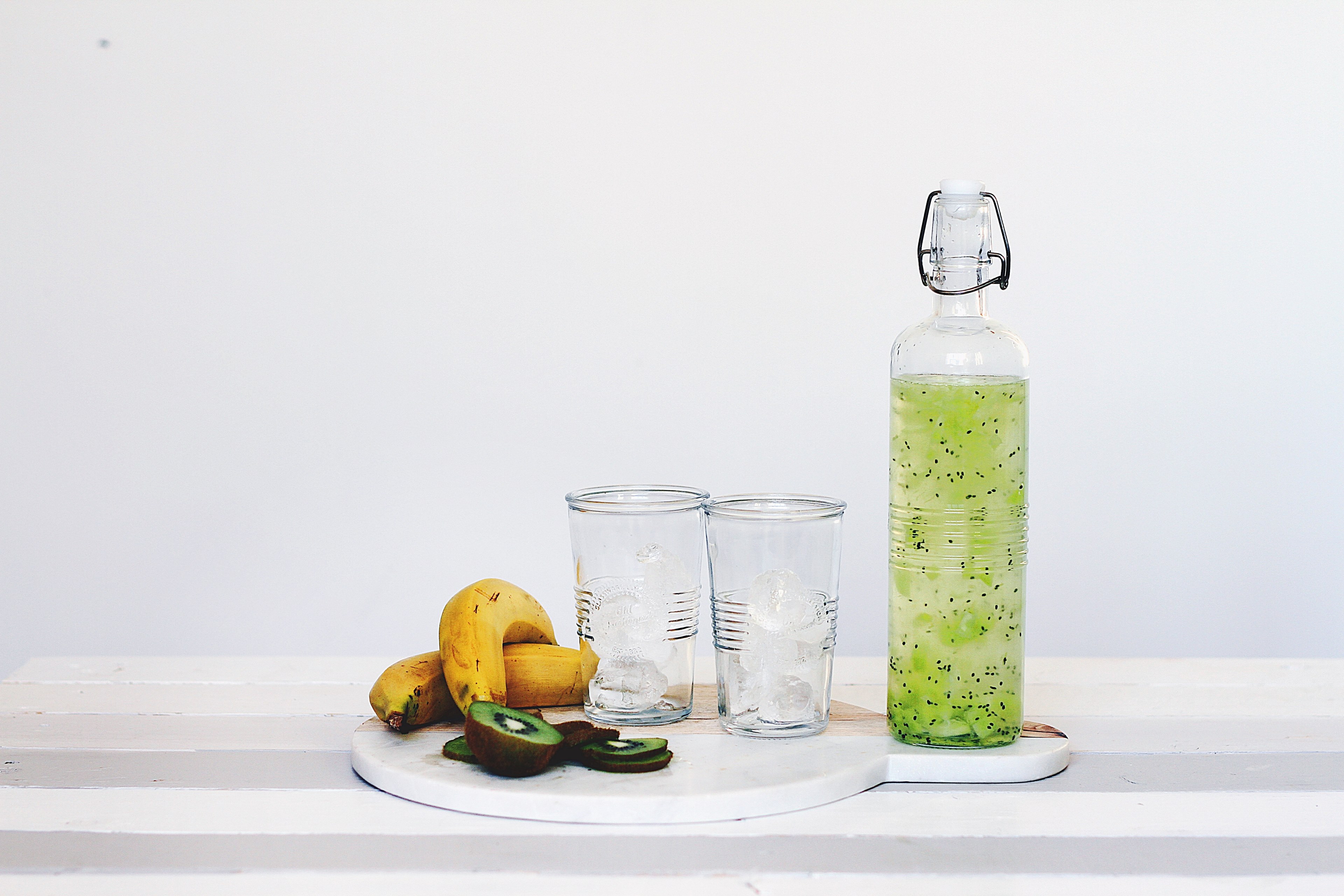 a platter of bananas cut kiwis glasses and kiwi water, kiwi water 4k, HD Wallpaper