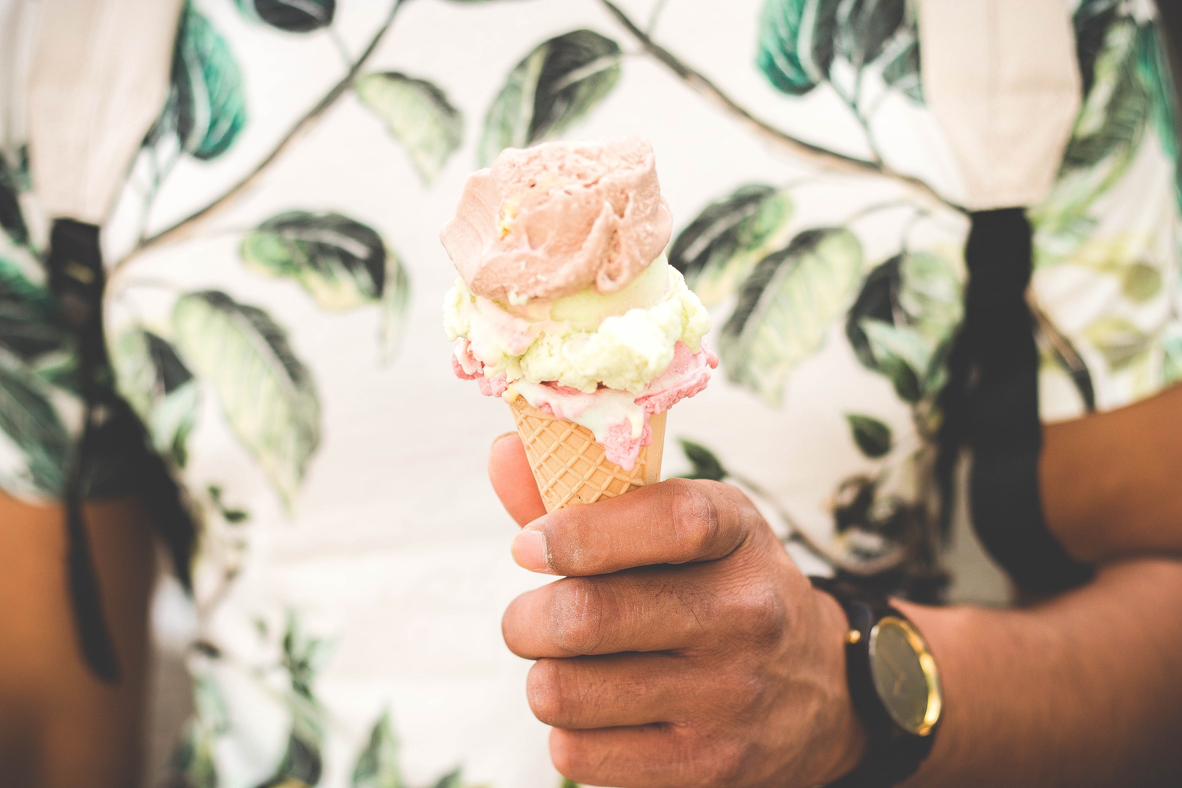 ice cream ice cream cone hand and holding 4k, HD Wallpaper