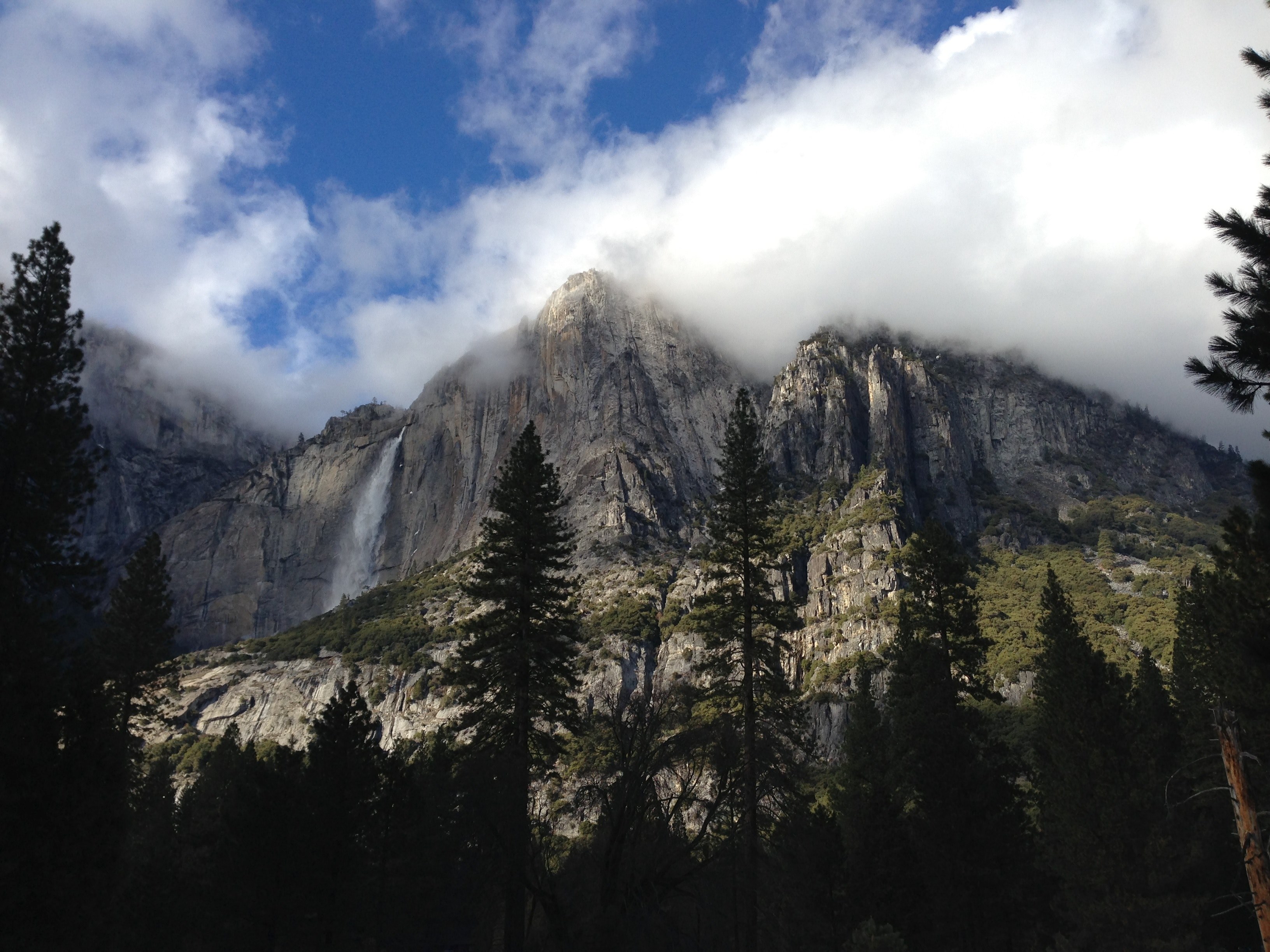a waterfall pouring down a granite cliff in yosemite, waterfall on a yosemite cliff 4k, HD Wallpaper