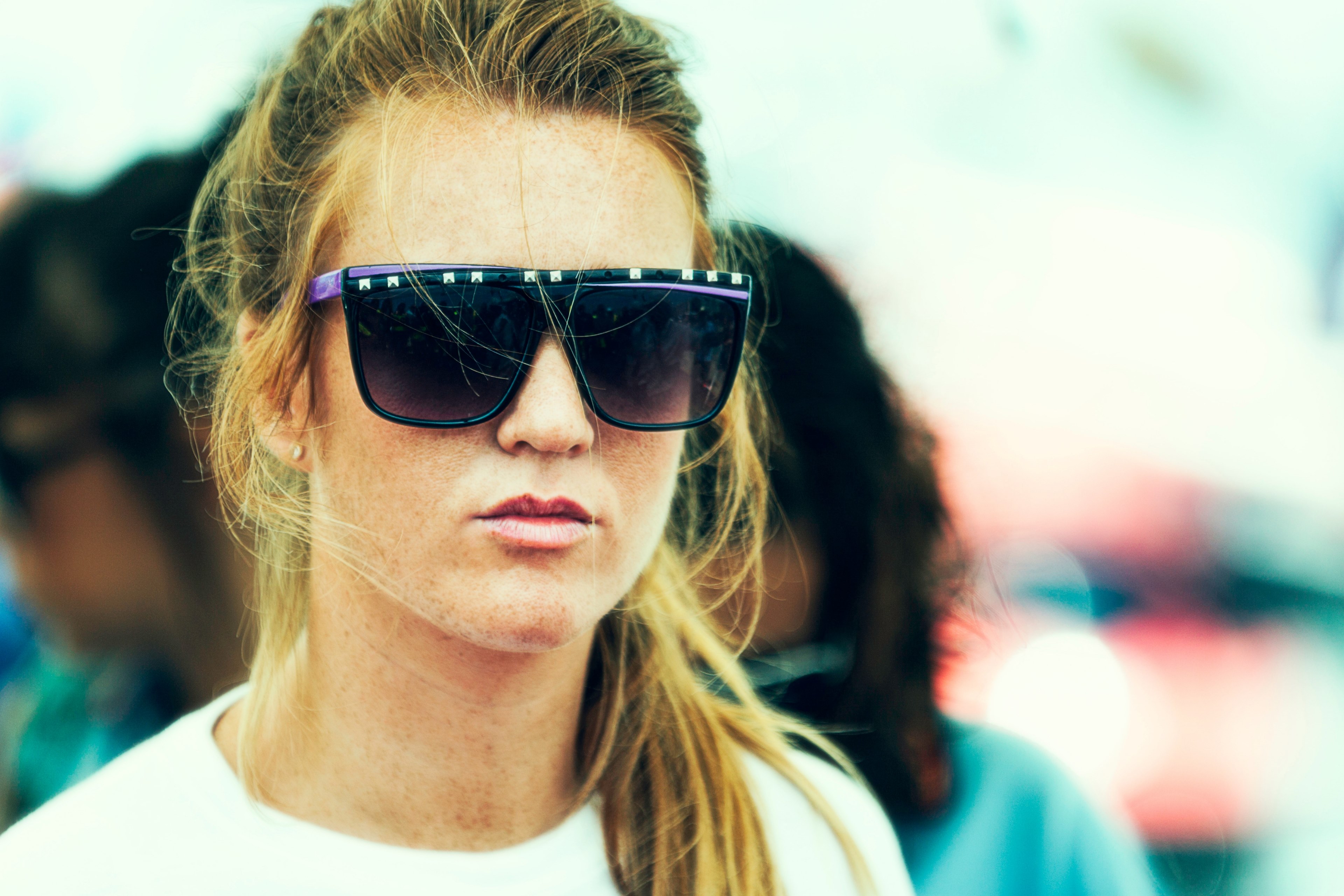 a woman with a ponytail wears large sunglasses against a blurry background, gafas 4k, HD Wallpaper