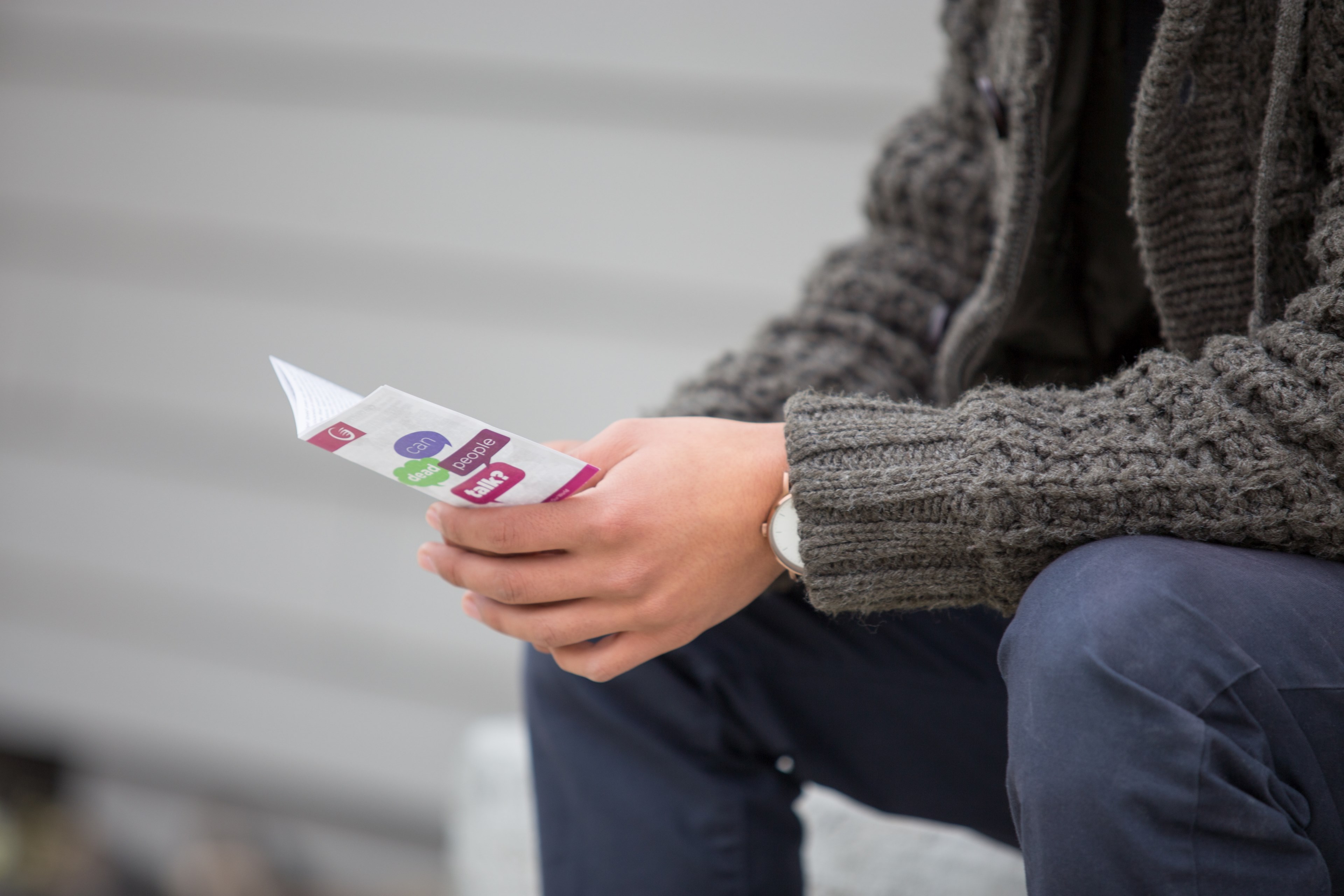 hand holding paper and ticket 4k, HD Wallpaper