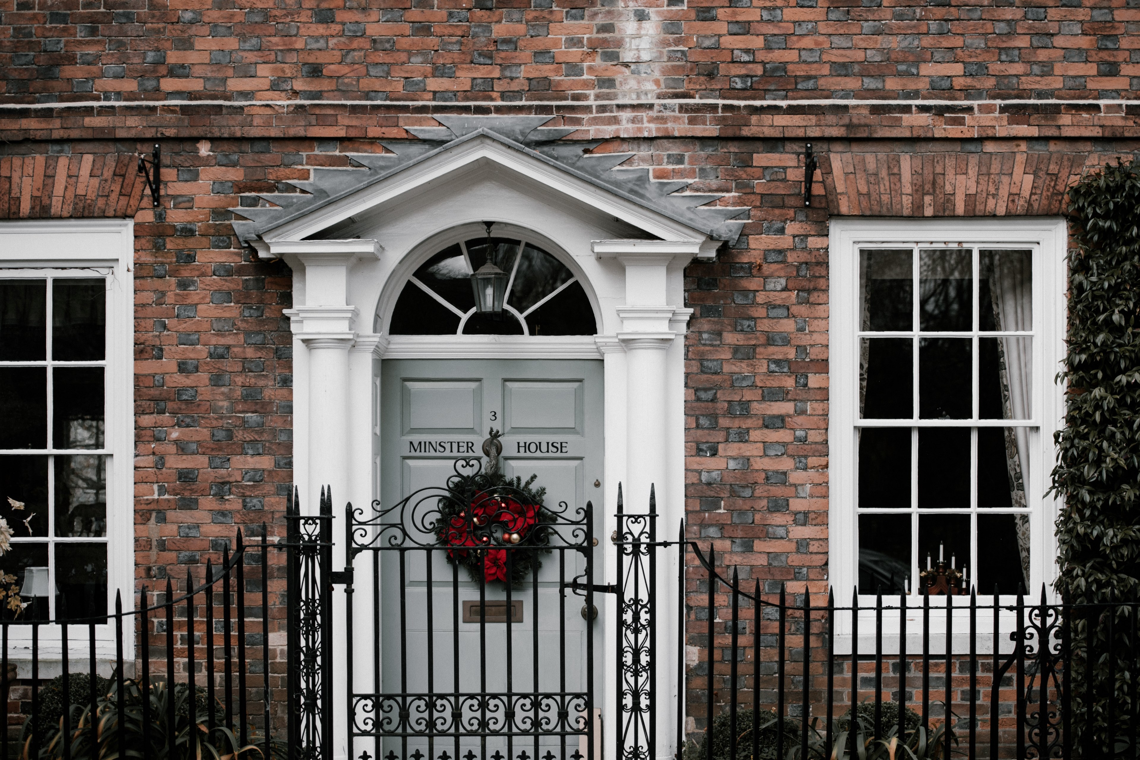 christmas wreath on door 4k, HD Wallpaper