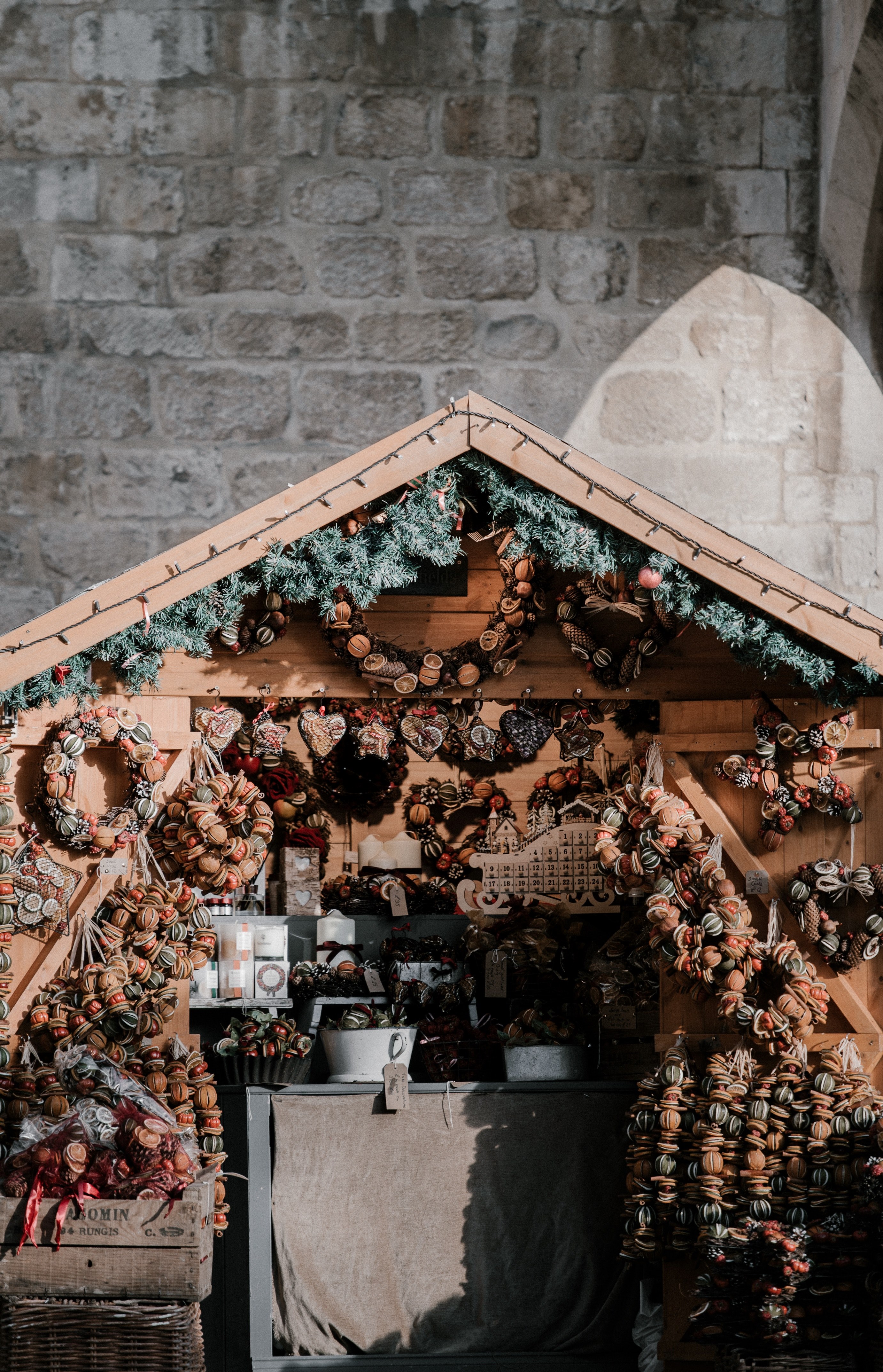 christmas market stall christmas wreaths 4k, Phone HD Wallpaper