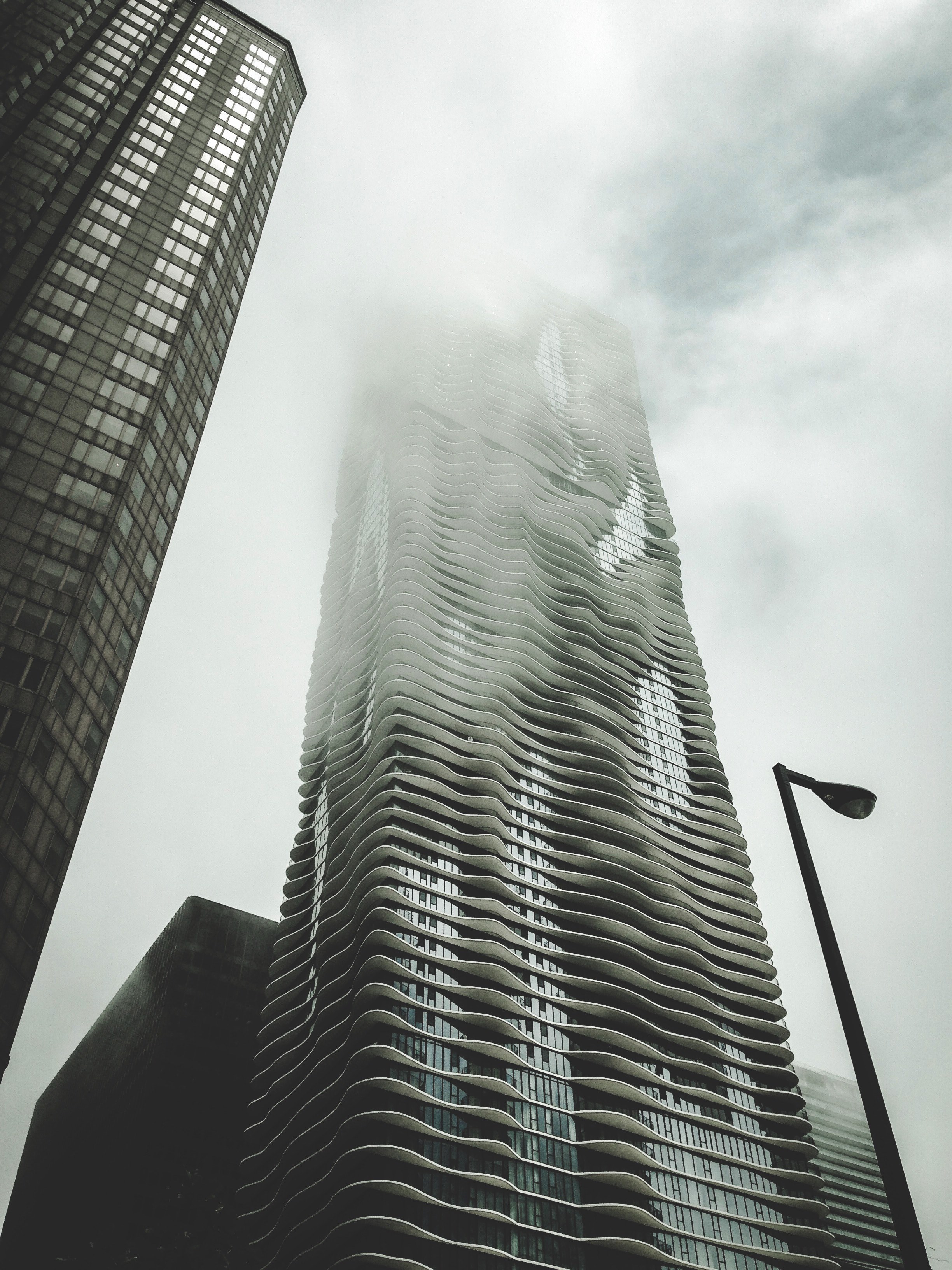 a tall skyscraper wreathed in mist, skyscraper in mist 4k, Phone HD Wallpaper