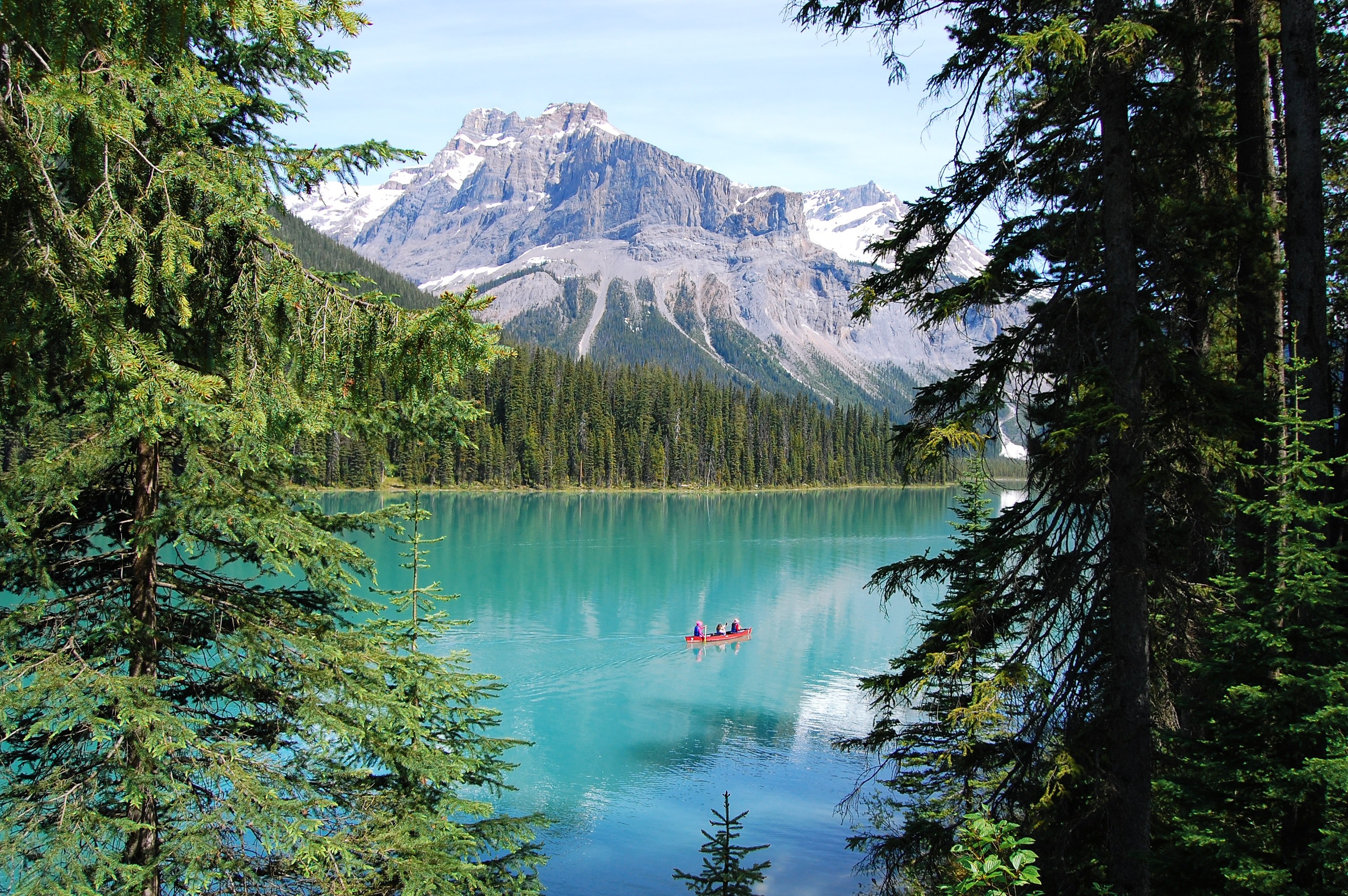 people in a red canoe on emerald lake with a tall mountain in the background, trip to banff ab canada 4k, HD Wallpaper