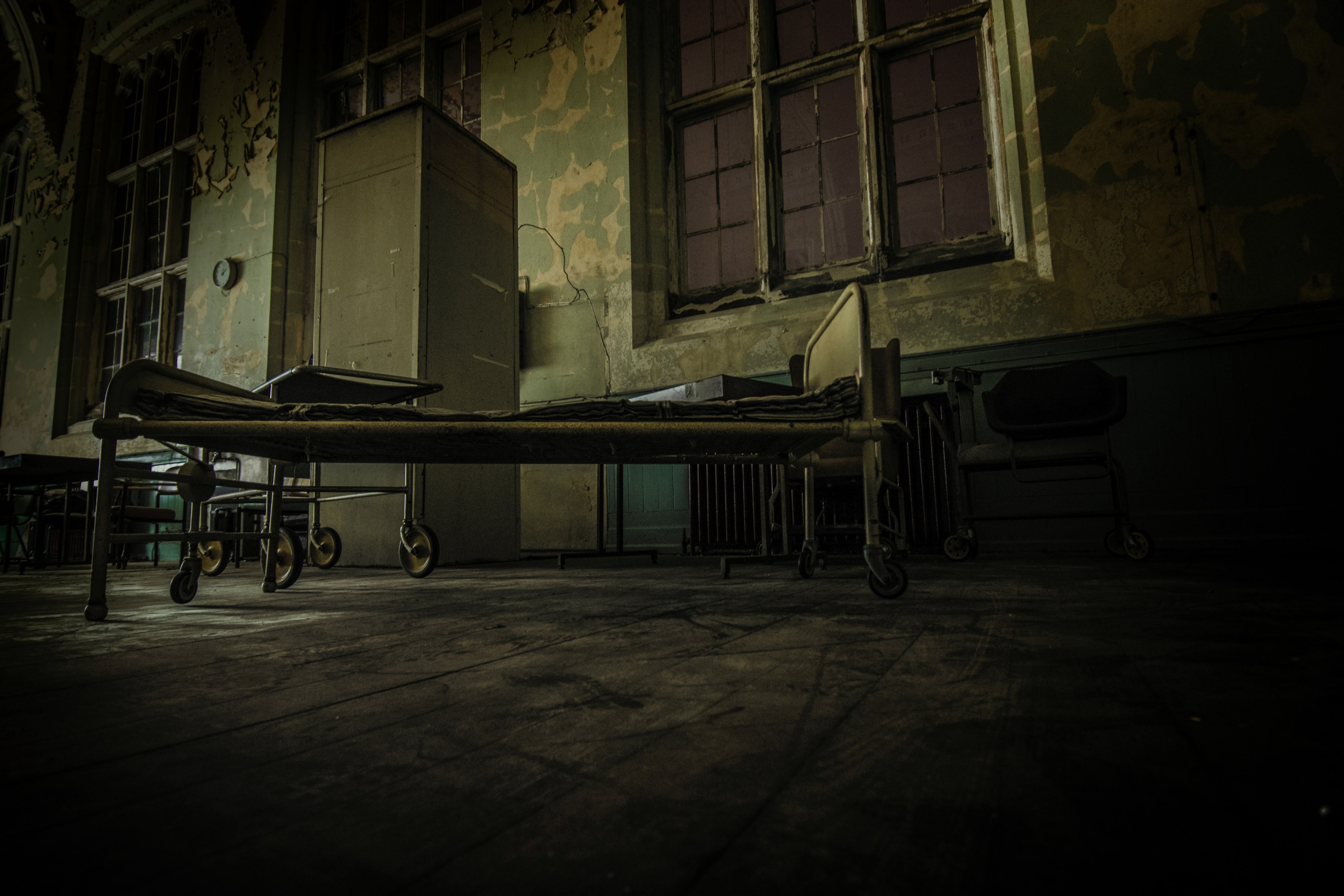 a rundown hospital room with hospital beds and a cabinet in the united kingdom, _a bed for the night 4k, HD Wallpaper