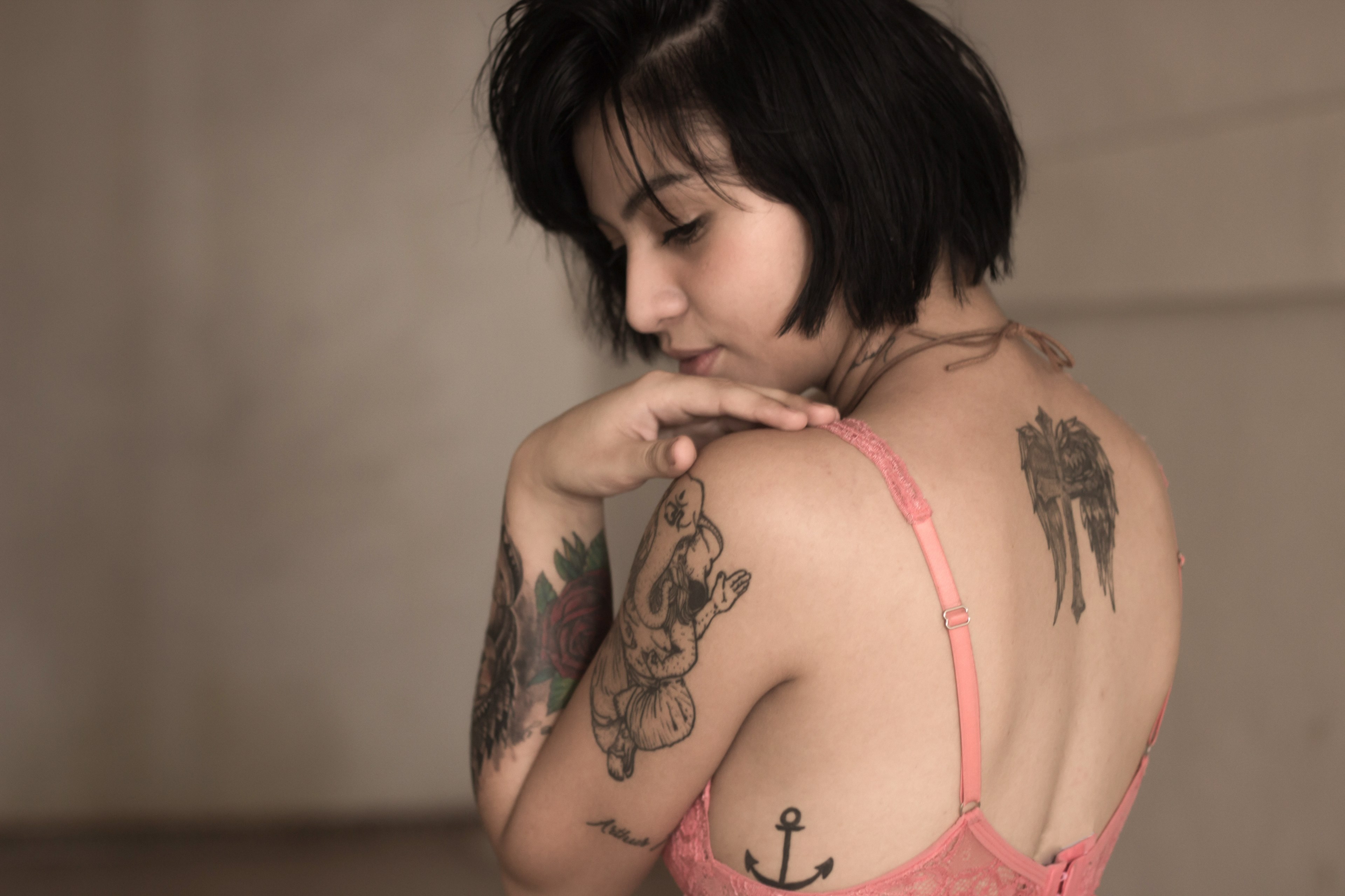 woman with edgy tattoos and short bob looking over her shoulder, womans tattoos 4k, HD Wallpaper