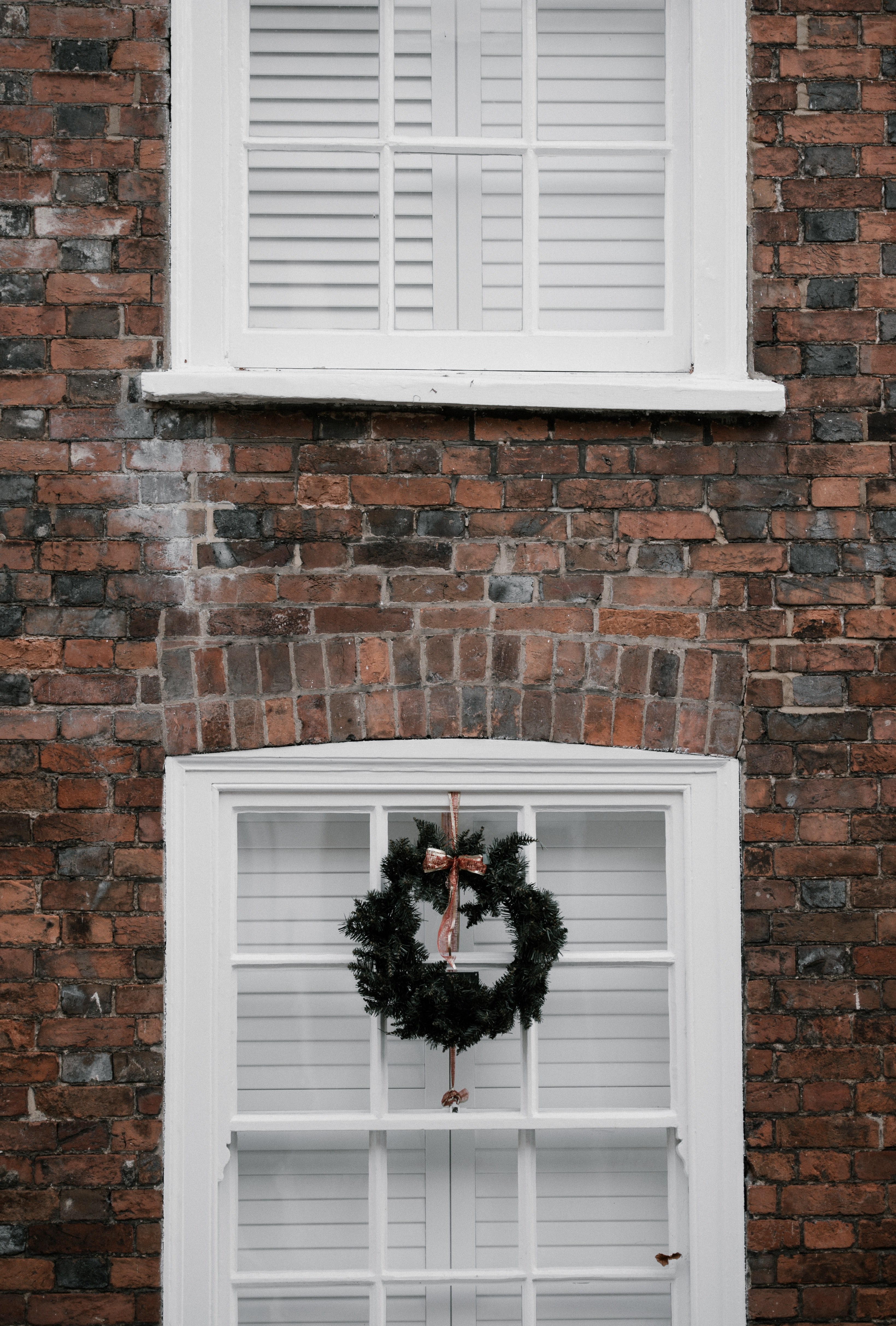 christmas wreath in window 4k, Phone HD Wallpaper