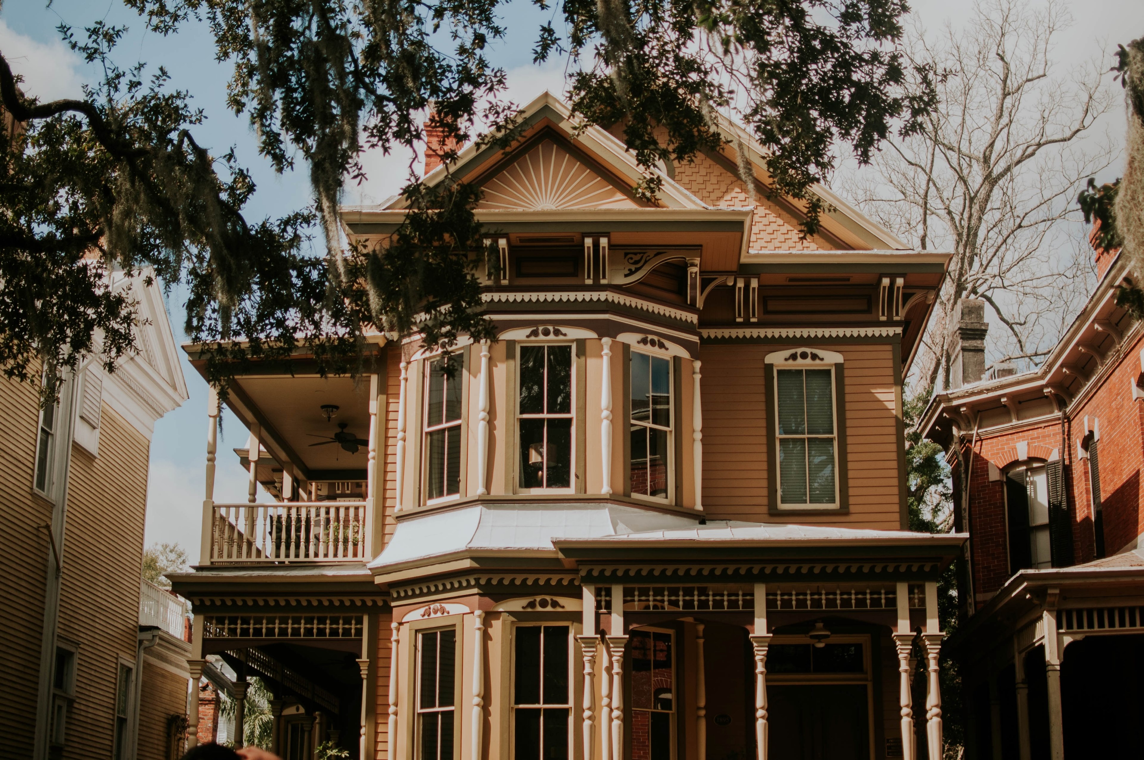 a beautiful house with a porch in a residential neighborhood in the heart of savannah georgia, _savannah georgia 4k, HD Wallpaper