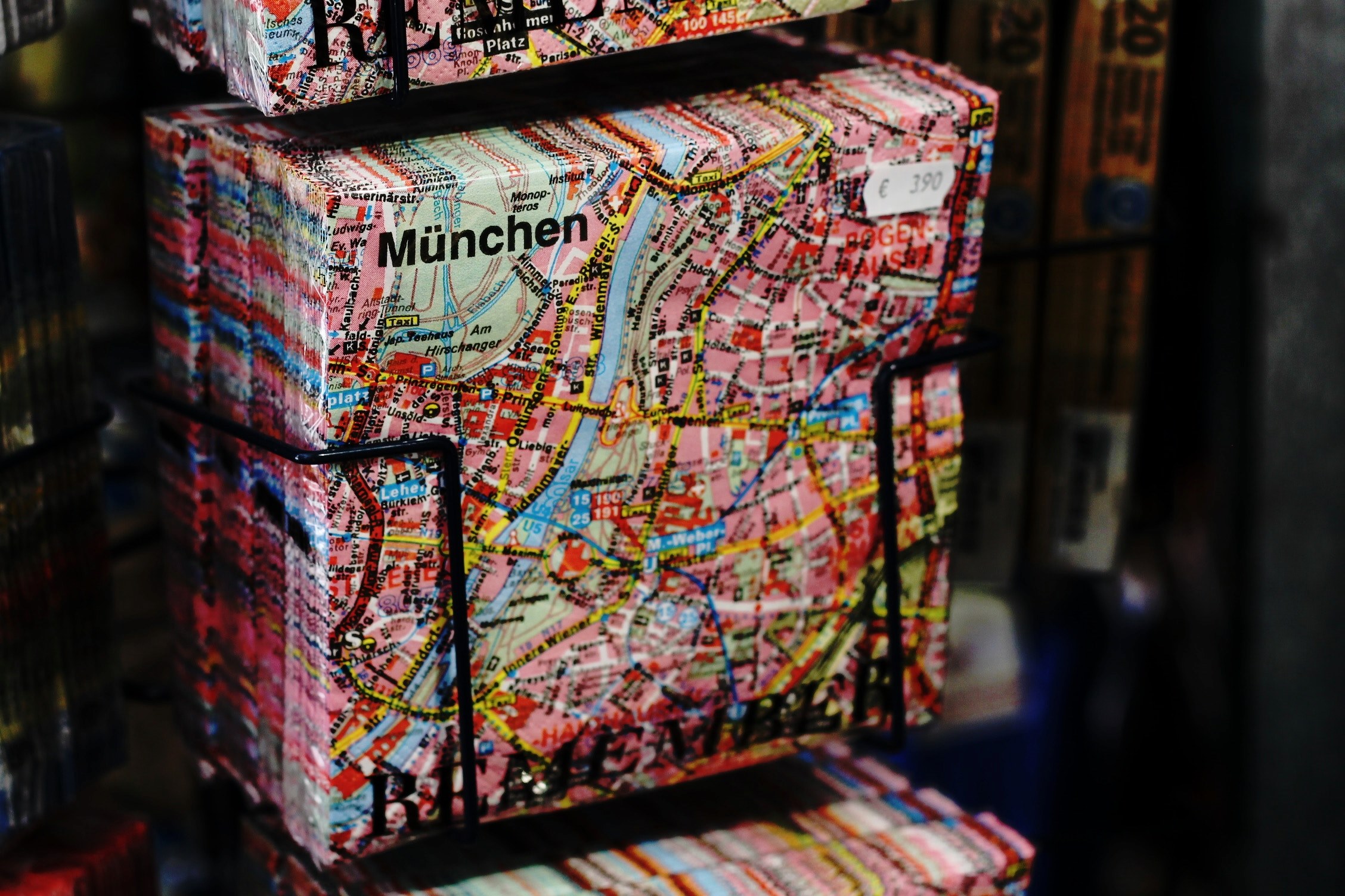 a pack of napkins with the map of munich printed on them in a souvenir store, napkin map 4k, HD Wallpaper