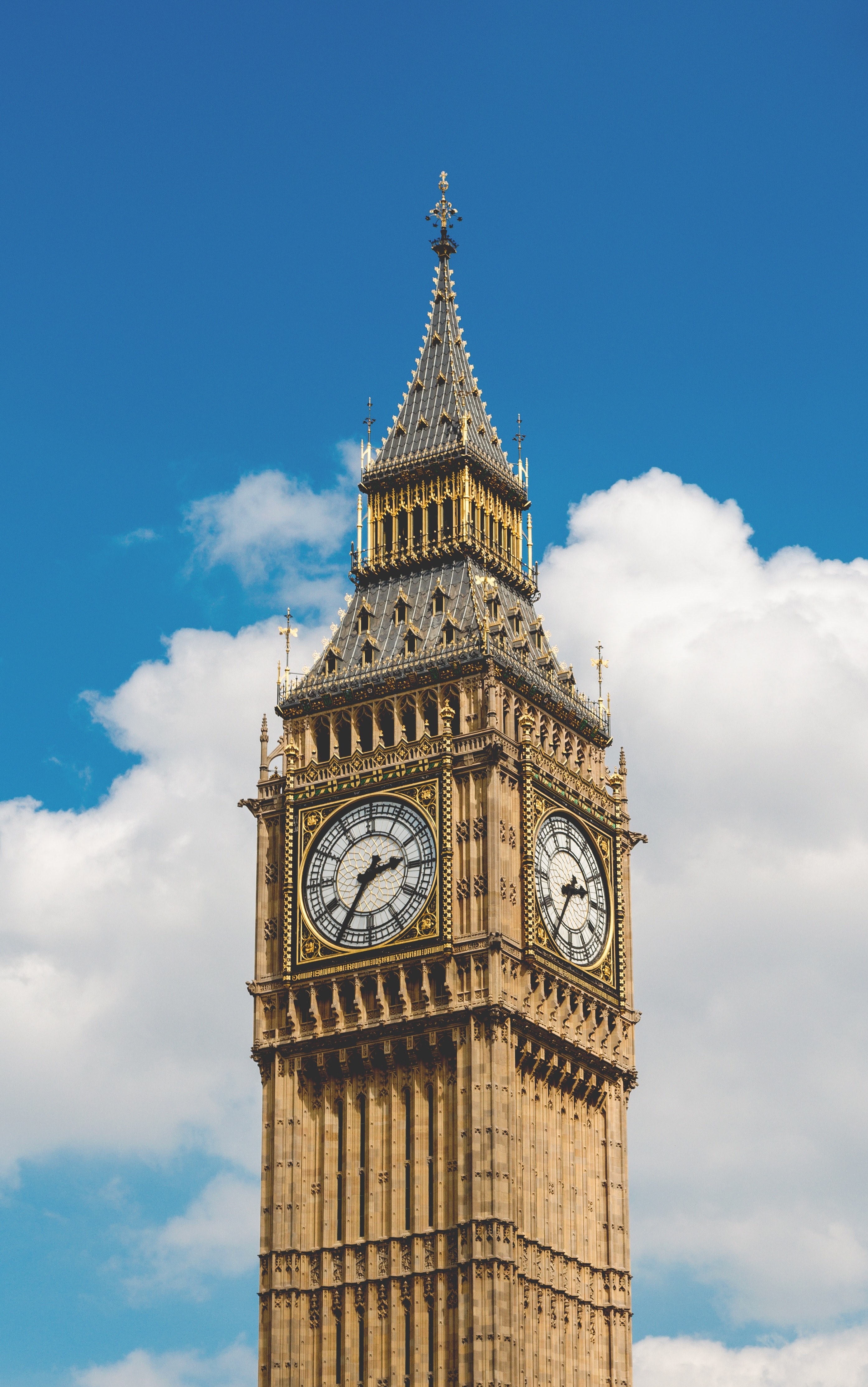 the elizabeth tower housing the big ben bell against a fluffy cloud in a blue sky, big ben on a bright day 4k, Phone HD Wallpaper