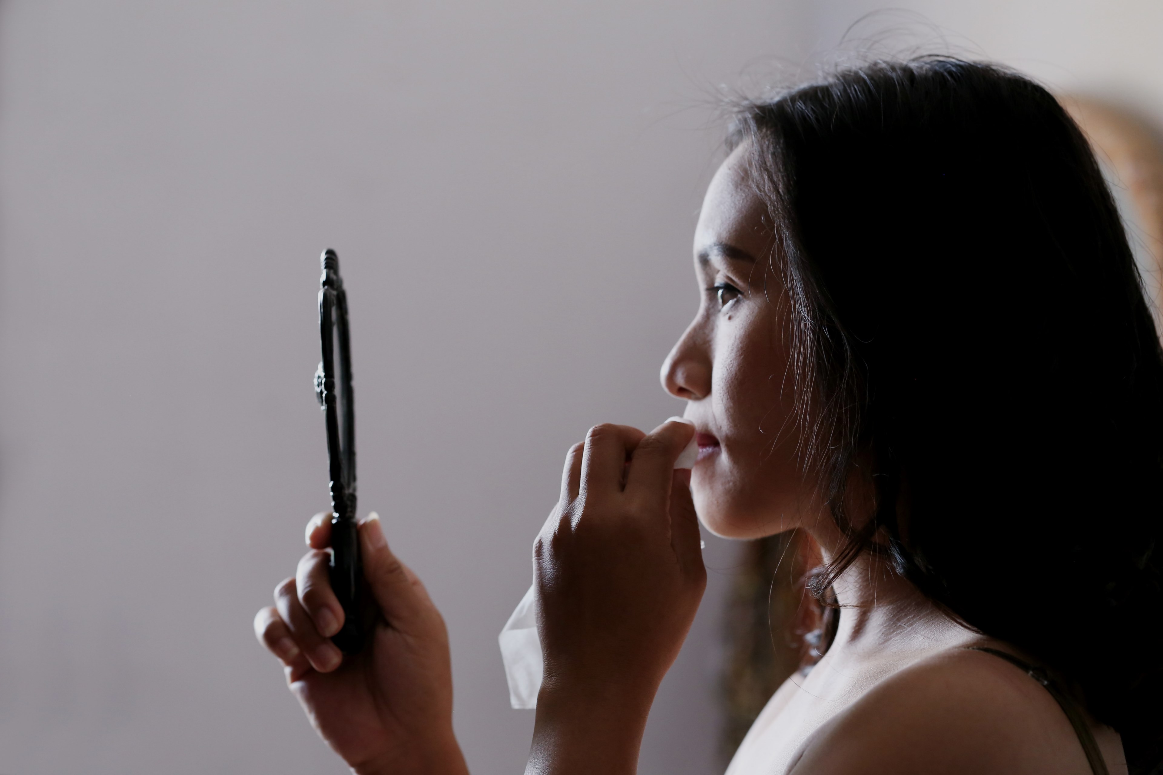 a woman dabs her mouth with a napkin while holding a hand mirror in bekasi, _make up for wedding 4k, HD Wallpaper