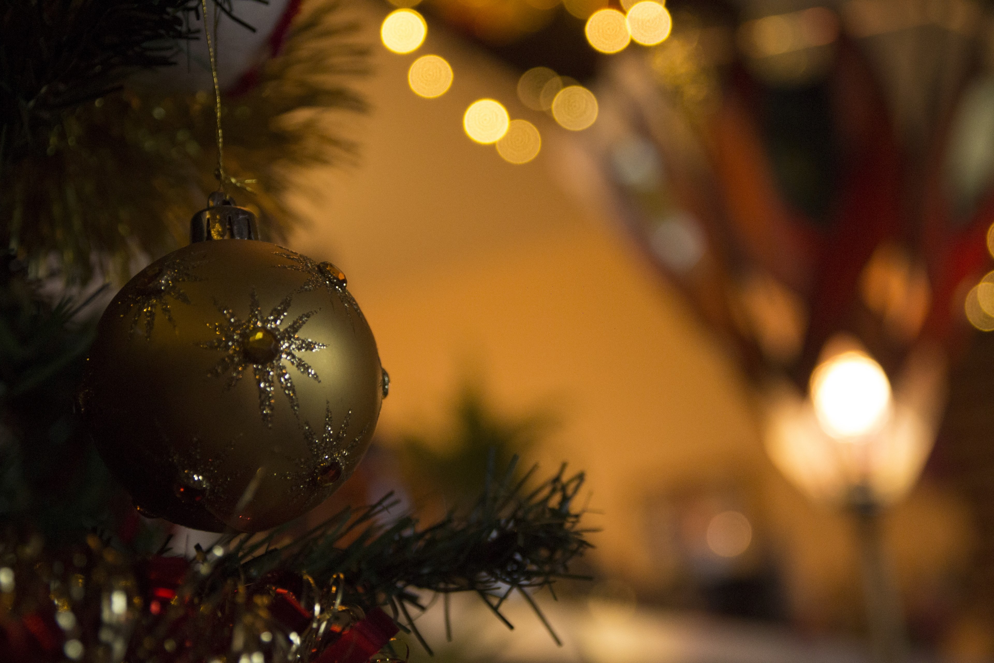 tree christmas tree christmas and bauble 4k, HD Wallpaper