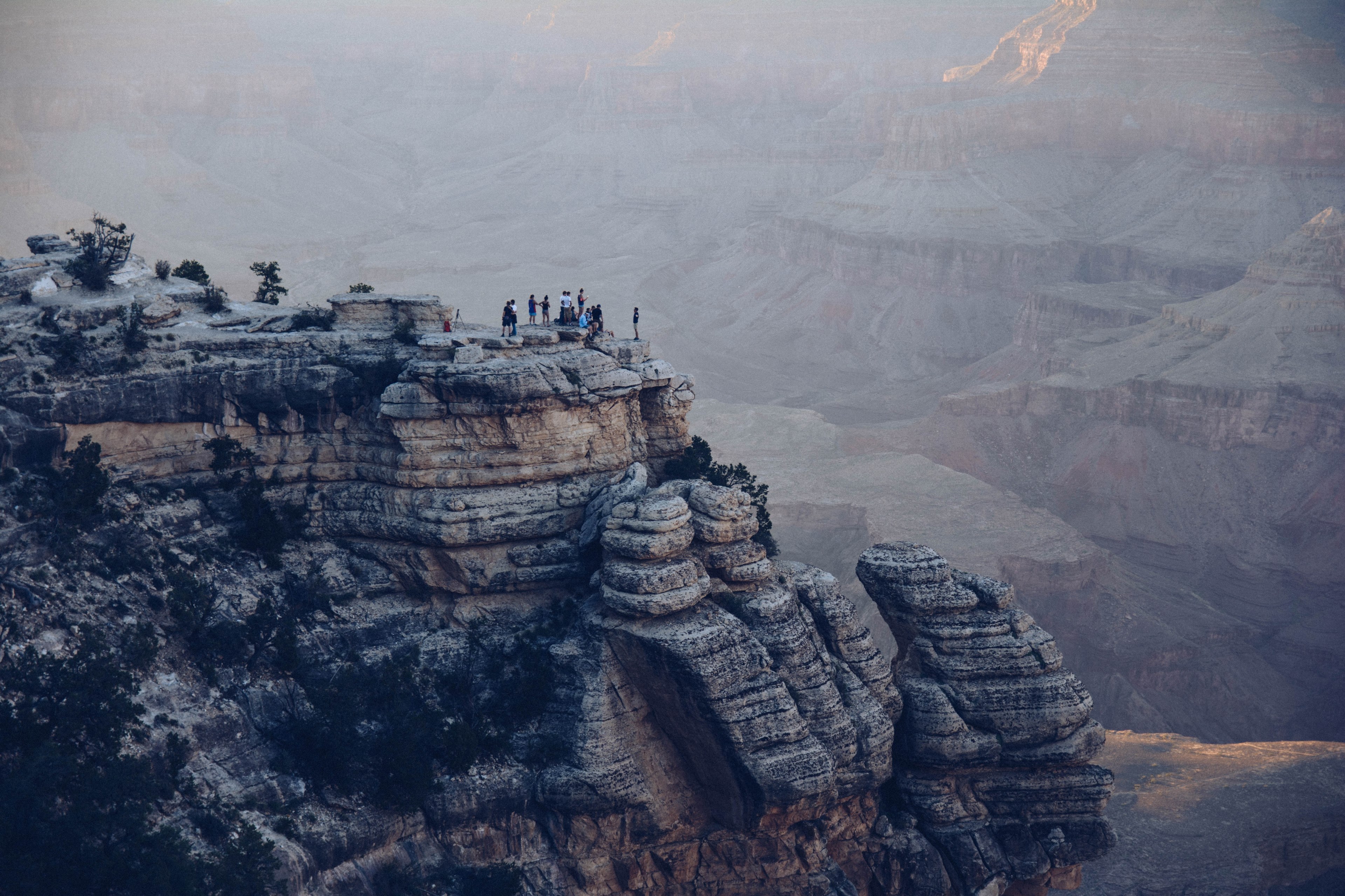 a group of people on a cliff looking across the grand canyon, cliff ledge grand canyon 4k, HD Wallpaper