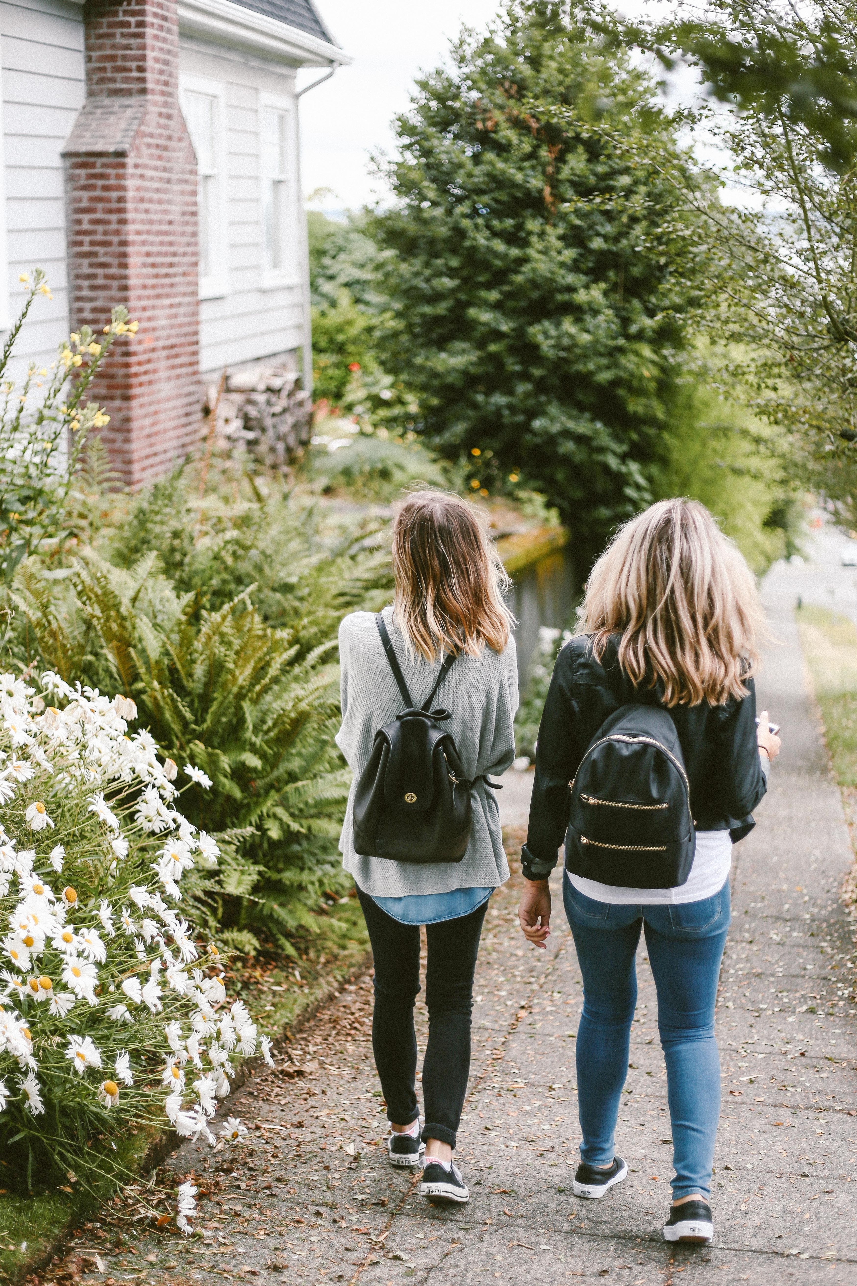 two blonde girls wearing backpacks walking down the street in seattle, seattle besties 4k, Phone HD Wallpaper