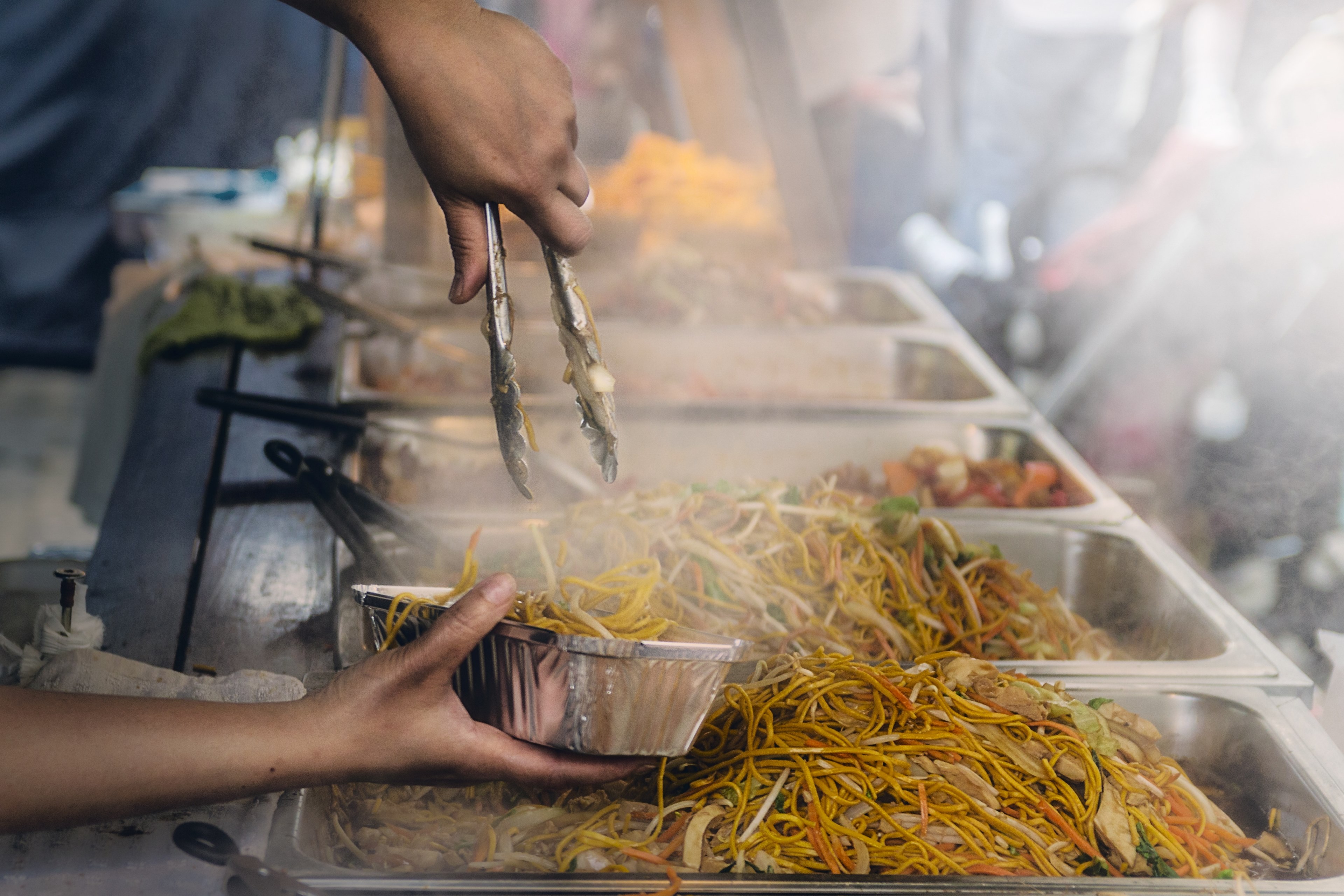 a cook putting asian noodles into a take out box, asian street food vendor 4k, HD Wallpaper
