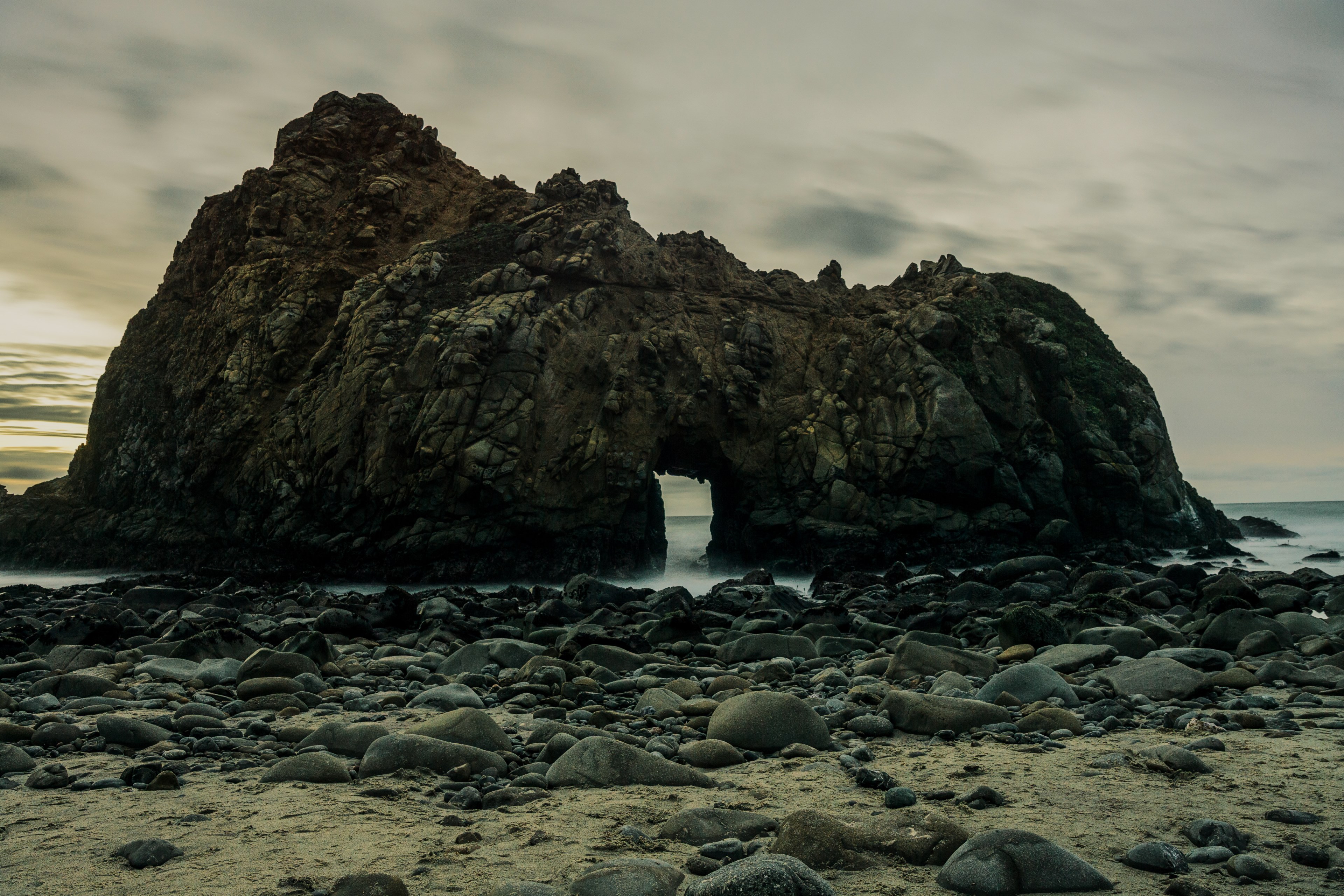 a rock formation with a tunnel on the beach, _beach rock formation 4k, HD Wallpaper